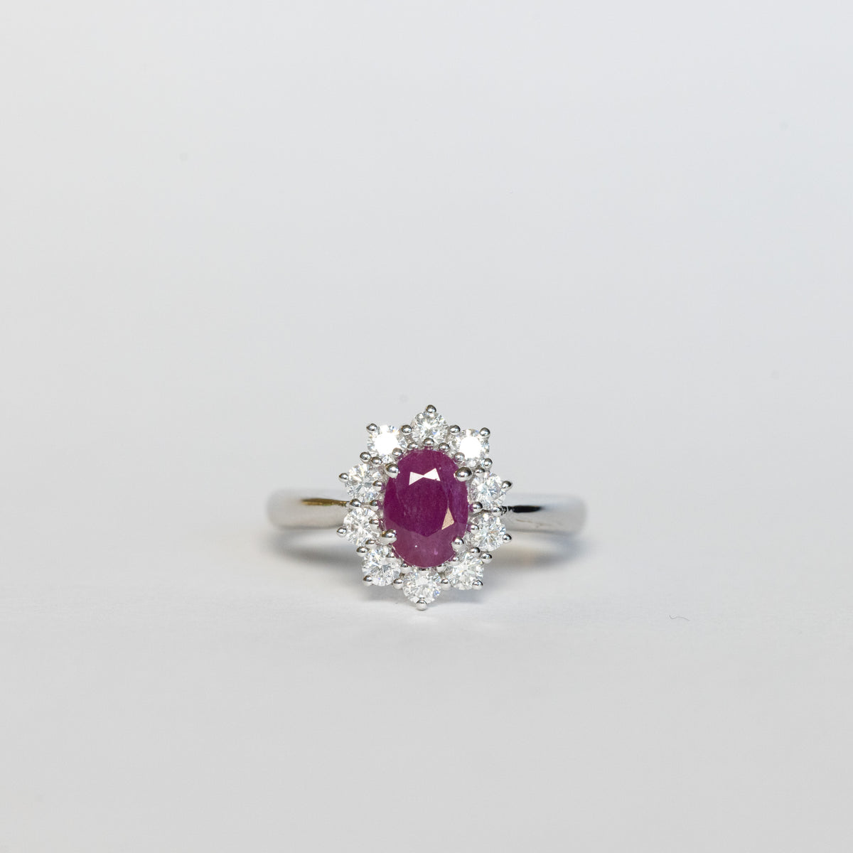 Anello in Oro Bianco 18 kt con Rubino centrale e diamanti