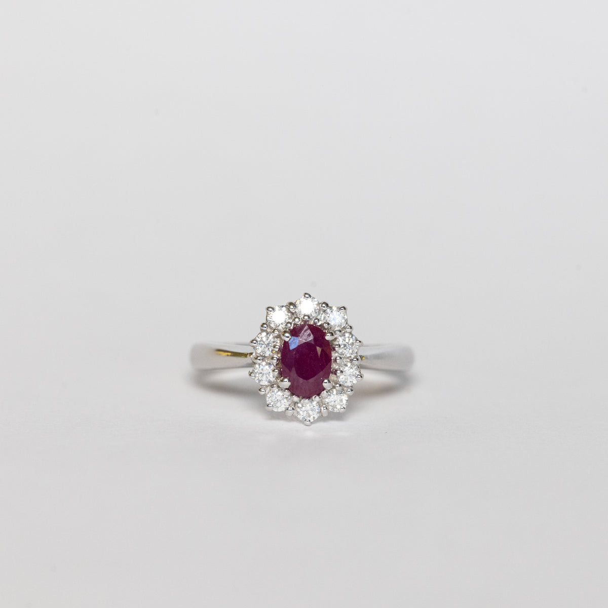 Anello in Oro Bianco 18 kt con Rubino centrale e Diamanti