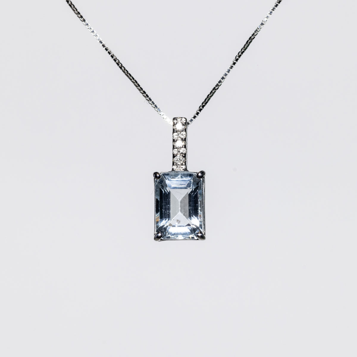 Collana in Oro Bianco 18 KT con AcquaMarina Taglio Baguette e Diamanti