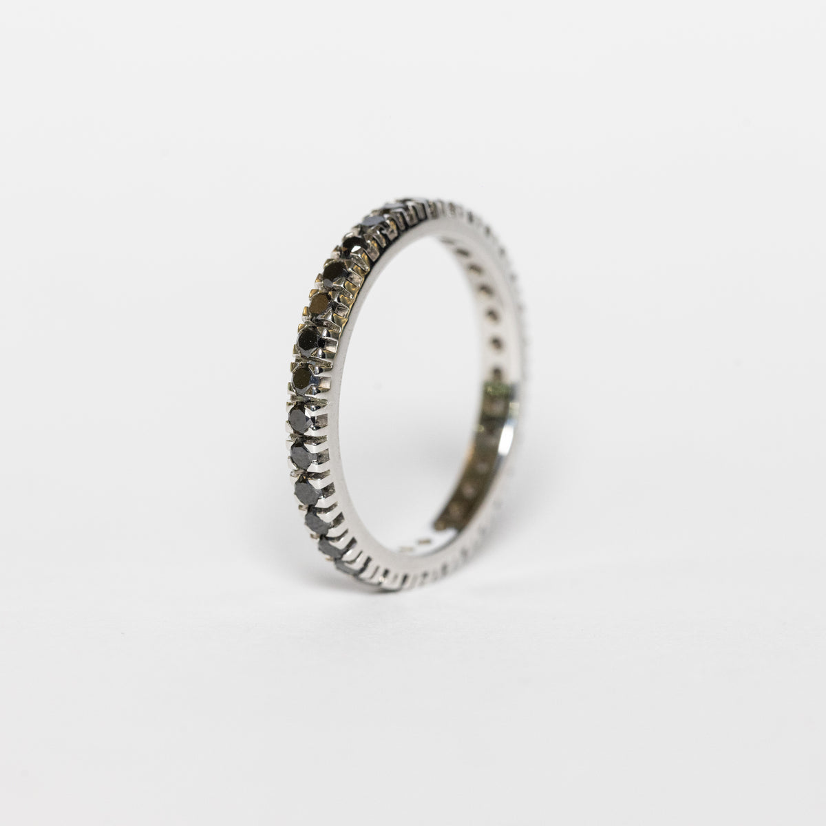 Anello Veretta con Diamanti Neri in Oro Bianco 18 kt