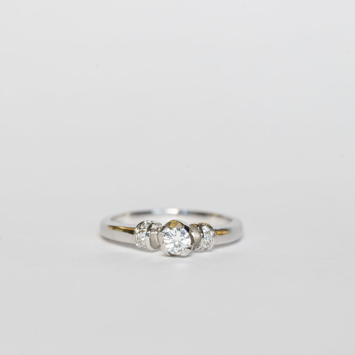 Anello Sigillo in Oro Banco 18 kt con Diamante centrale e diamanti