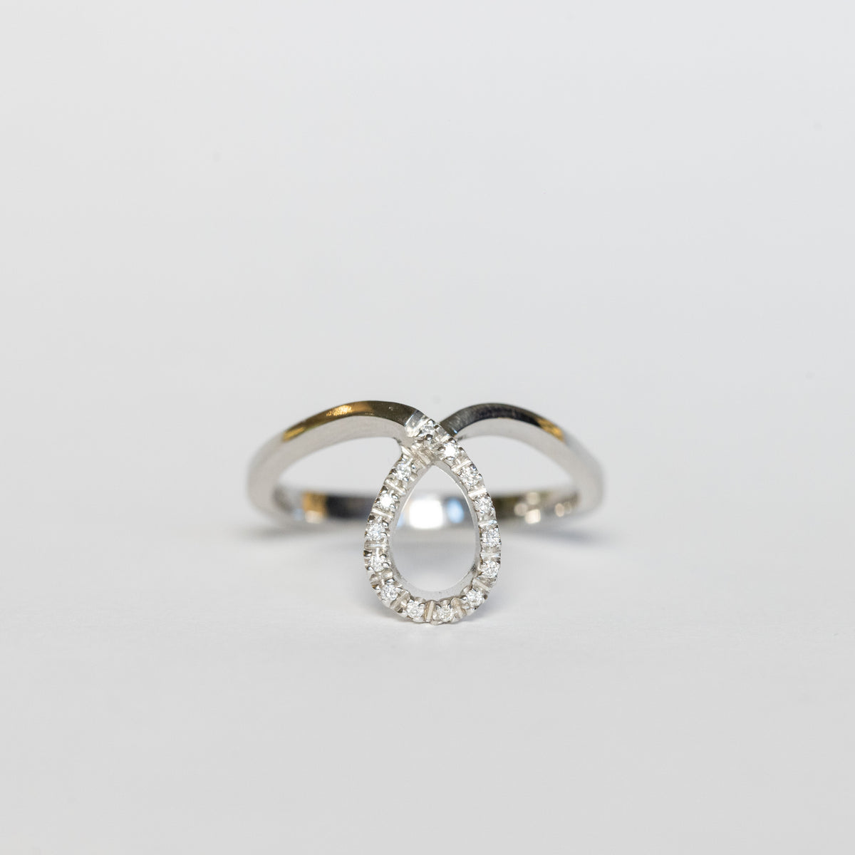 Anello Intertwining  in Oro Bianco 18 kt e Diamanti