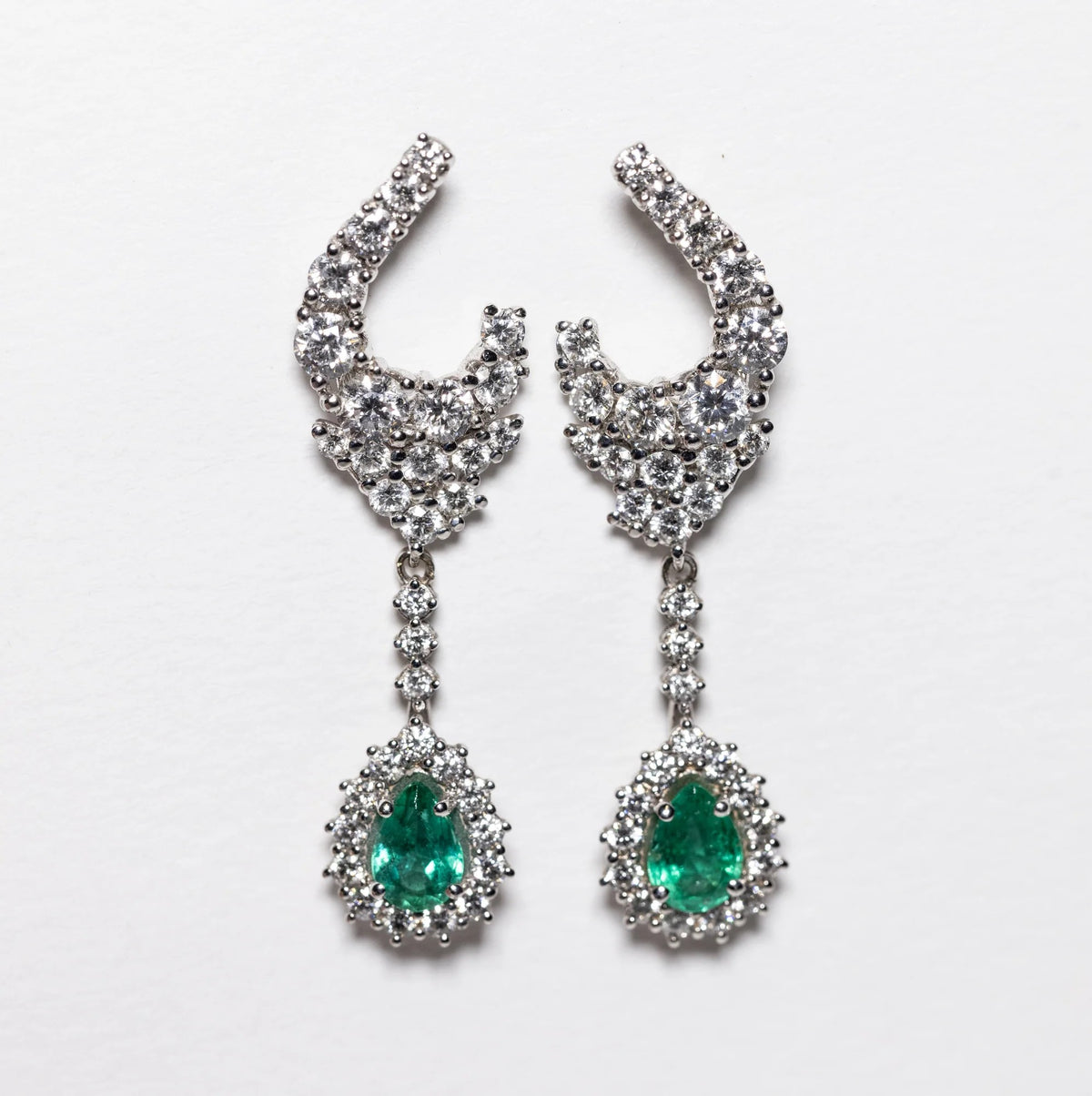 Orecchini in oro bianco 18 kt con smeraldi a forma di goccia contornati di diamanti