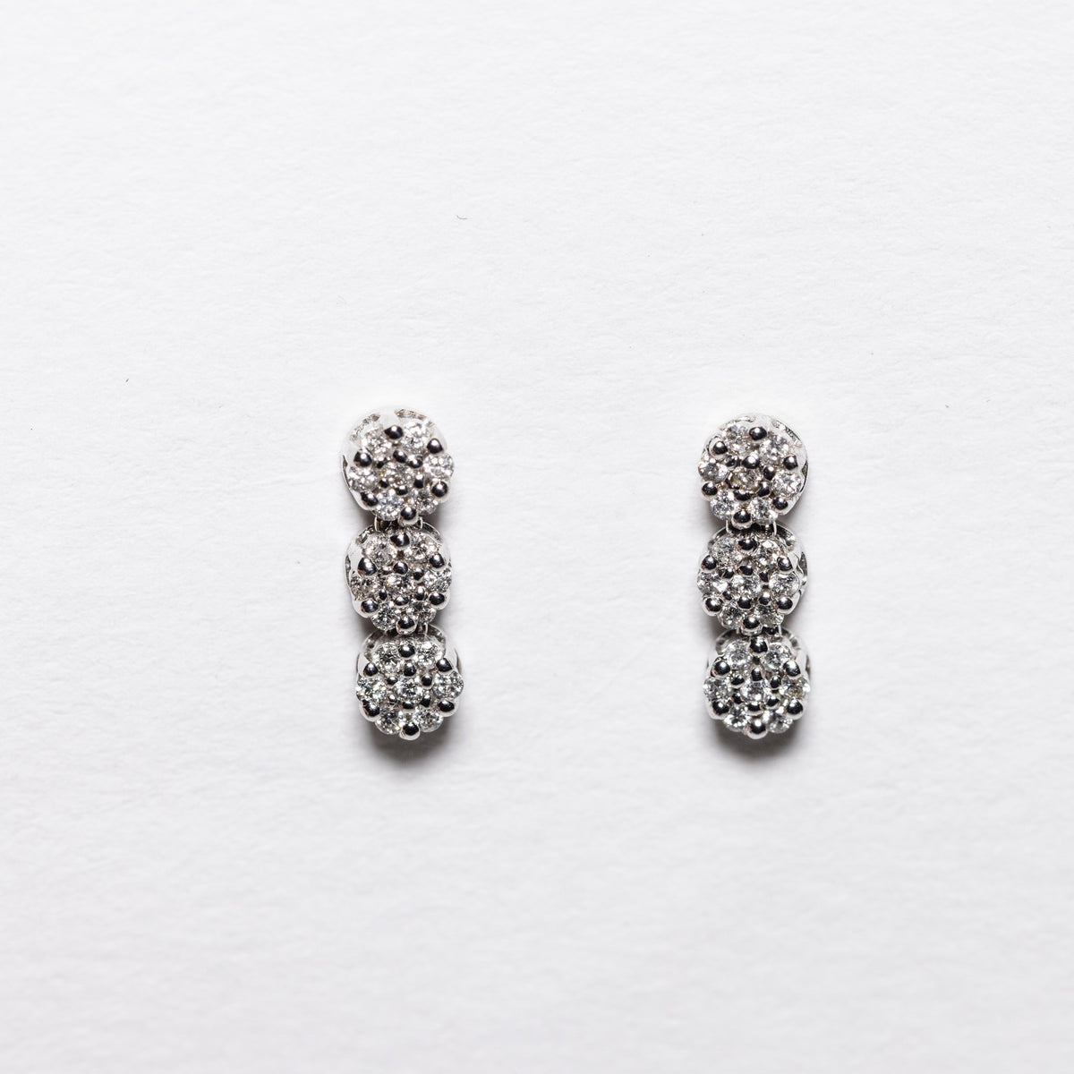 Orecchini Pendenti in Oro Bianco 18 Kt con Forma a Fiore Pave&#39;
