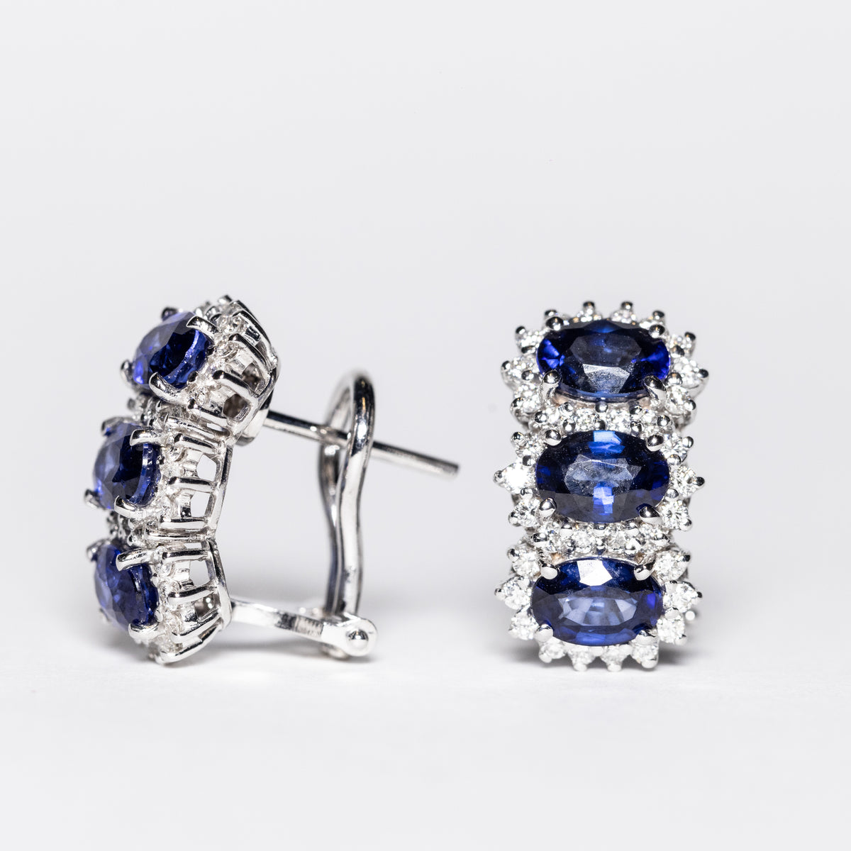 Orecchini Trilogy in Oro Bianco 18 KT con Zaffiri e Giro di Diamanti Rotondo Brillante