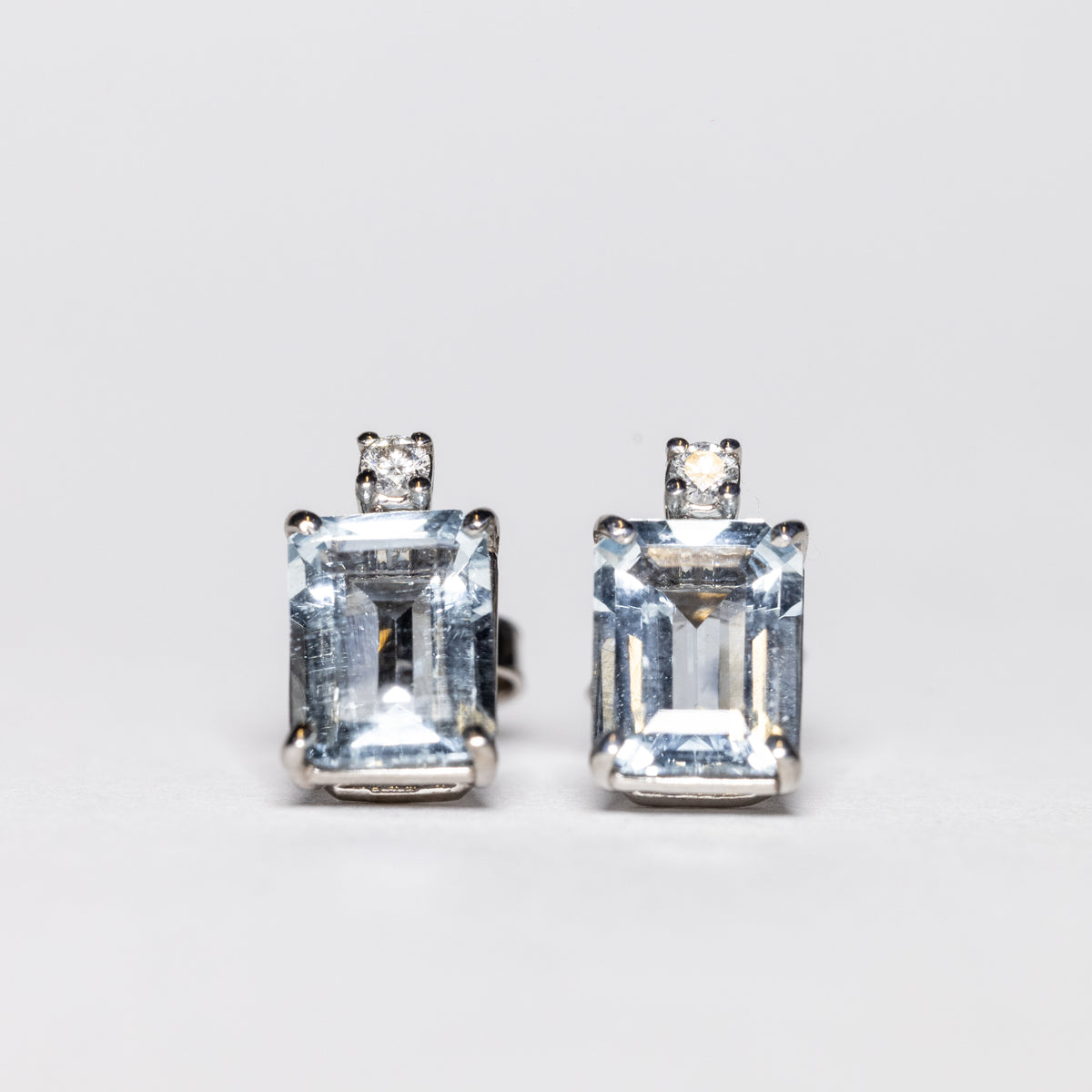 Orecchini in Oro Bianco 18 KT con AcquaMarina Taglio Baguette e Diamanti