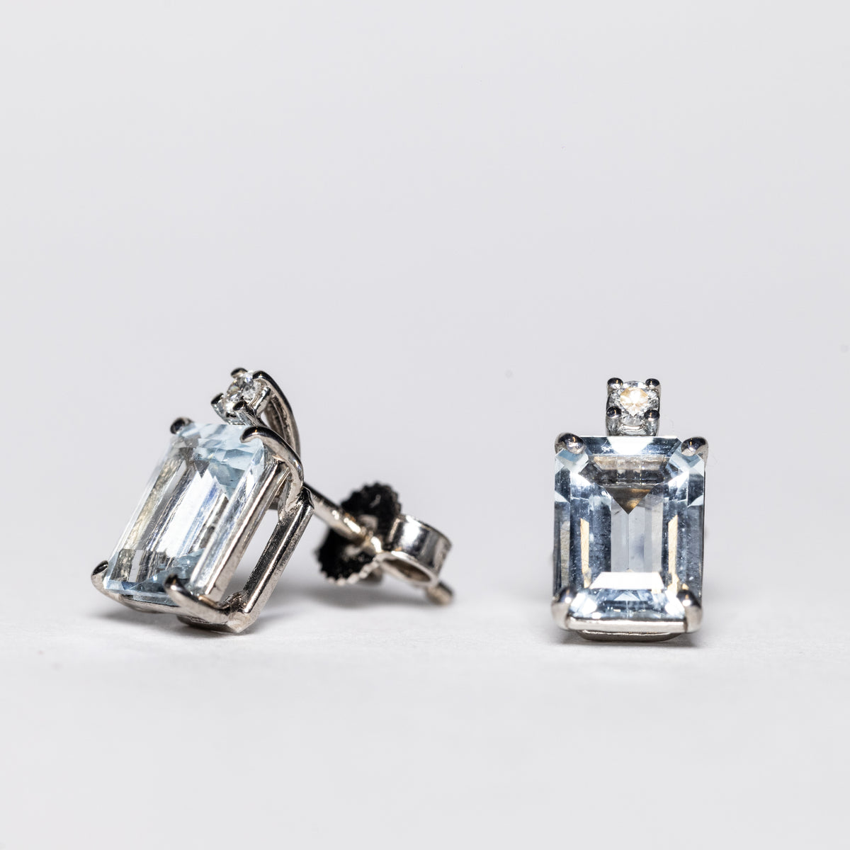Orecchini in Oro Bianco 18 KT con AcquaMarina Taglio Baguette e Diamanti