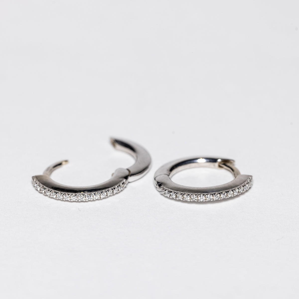 Orecchini Boccole in Oro Bianco 18 KT con Diamanti Rotondo Brillante