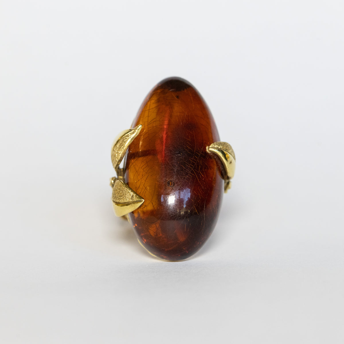 Anello in oro giallo 18 kt con ambra naturale