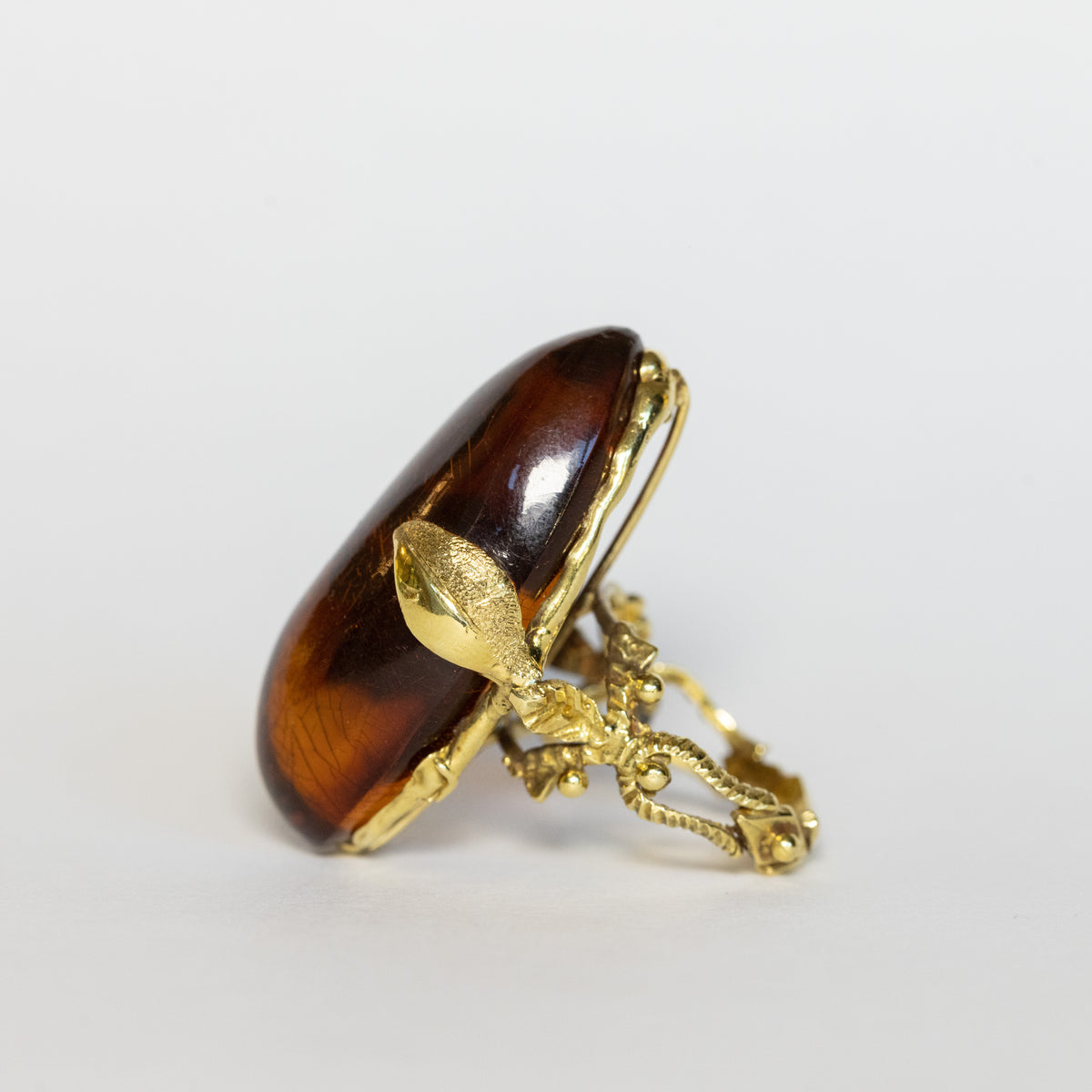 18kt yellow gold ring with natural amber