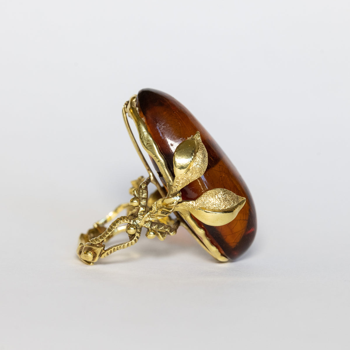 18kt yellow gold ring with natural amber