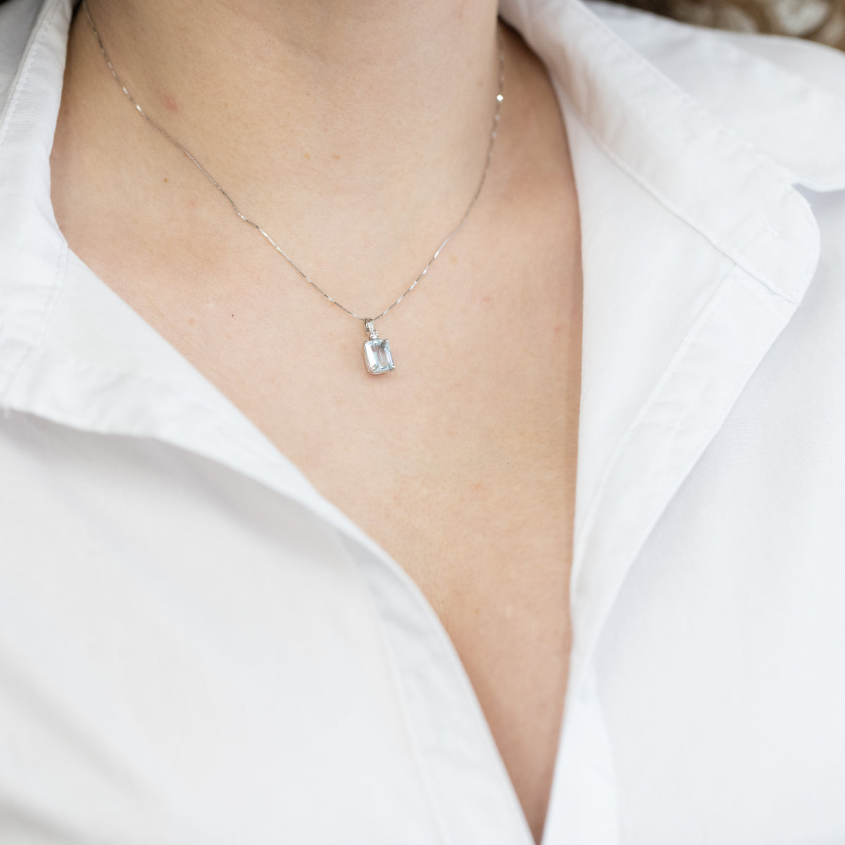 Collana in Oro Bianco 18 KT con AcquaMarina Taglio Baguette e Diamante Rotondo Brillante