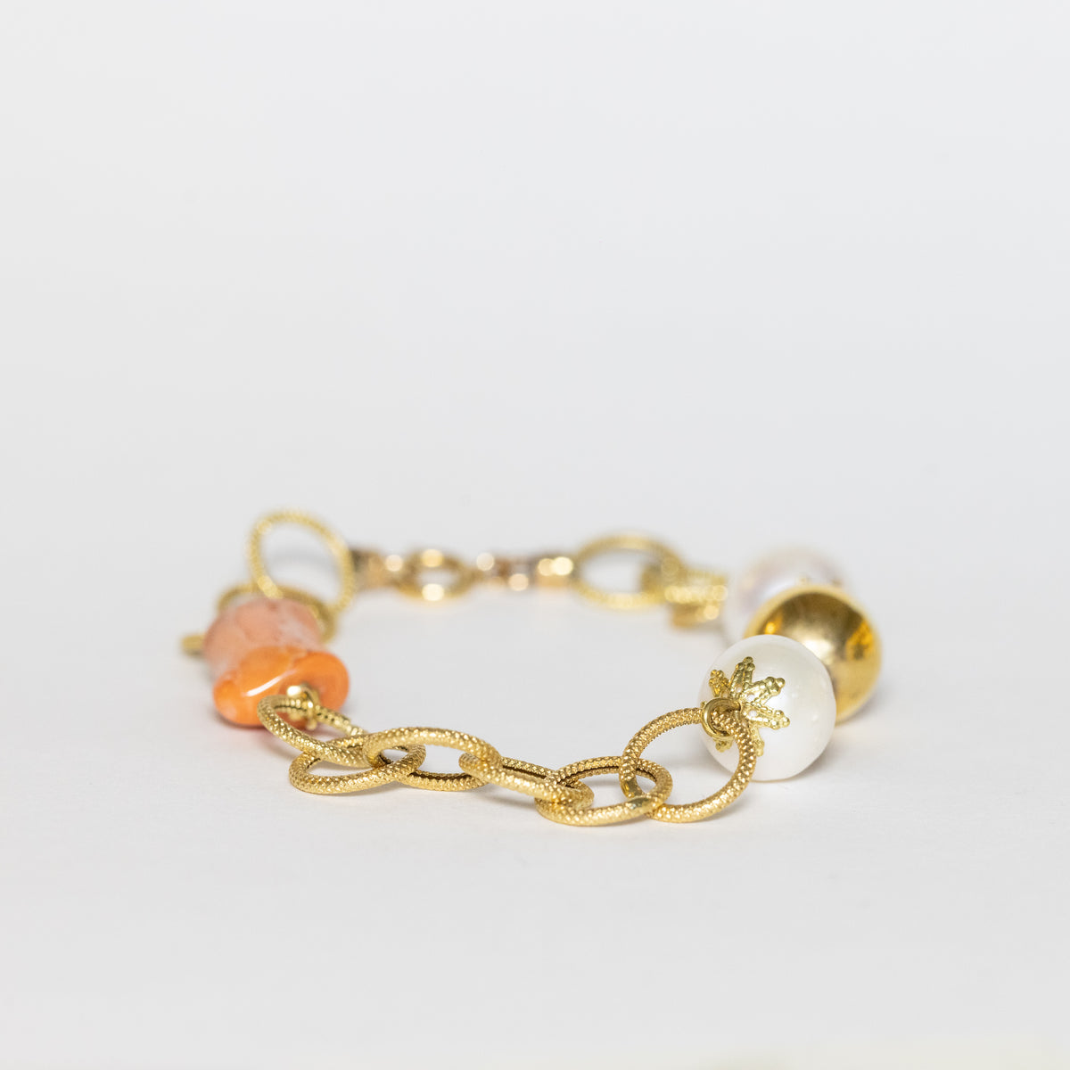 18kt yellow gold bracelet with coral and fresh water pearls