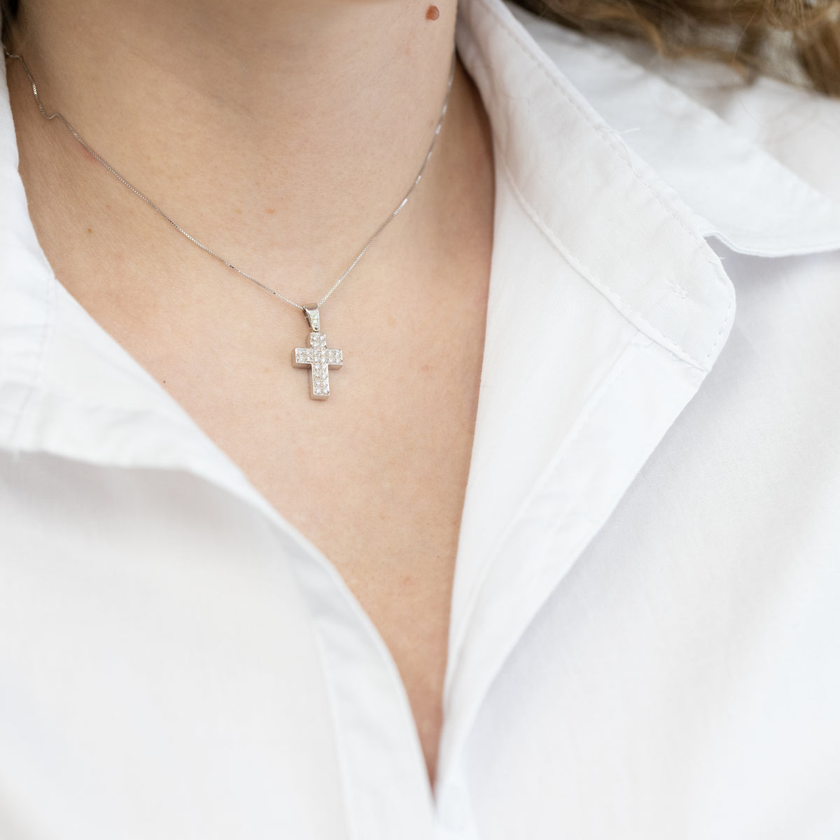 Collana in Oro Bianco 18 KT con Croce in Pavè di Diamanti Rotondo Brillante