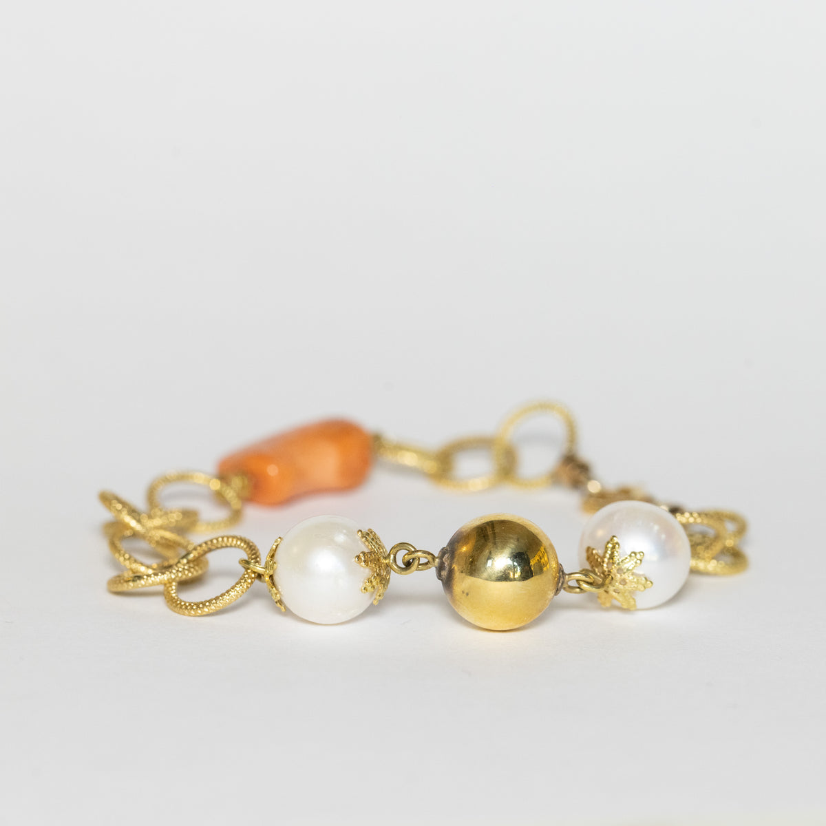 18kt yellow gold bracelet with coral and fresh water pearls