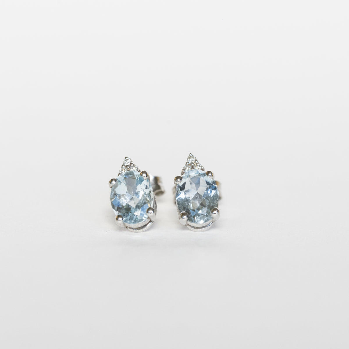 Orecchini in oro bianco 18 kt con acquamarina e diamanti