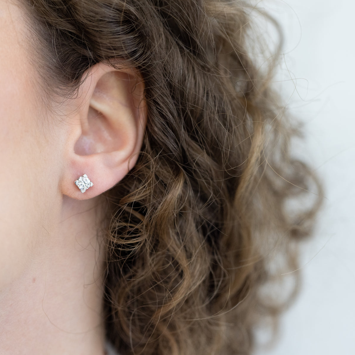 Orecchini Punto Luce in Oro Bianco 18 KT con Diamanti Rotondo Brillante