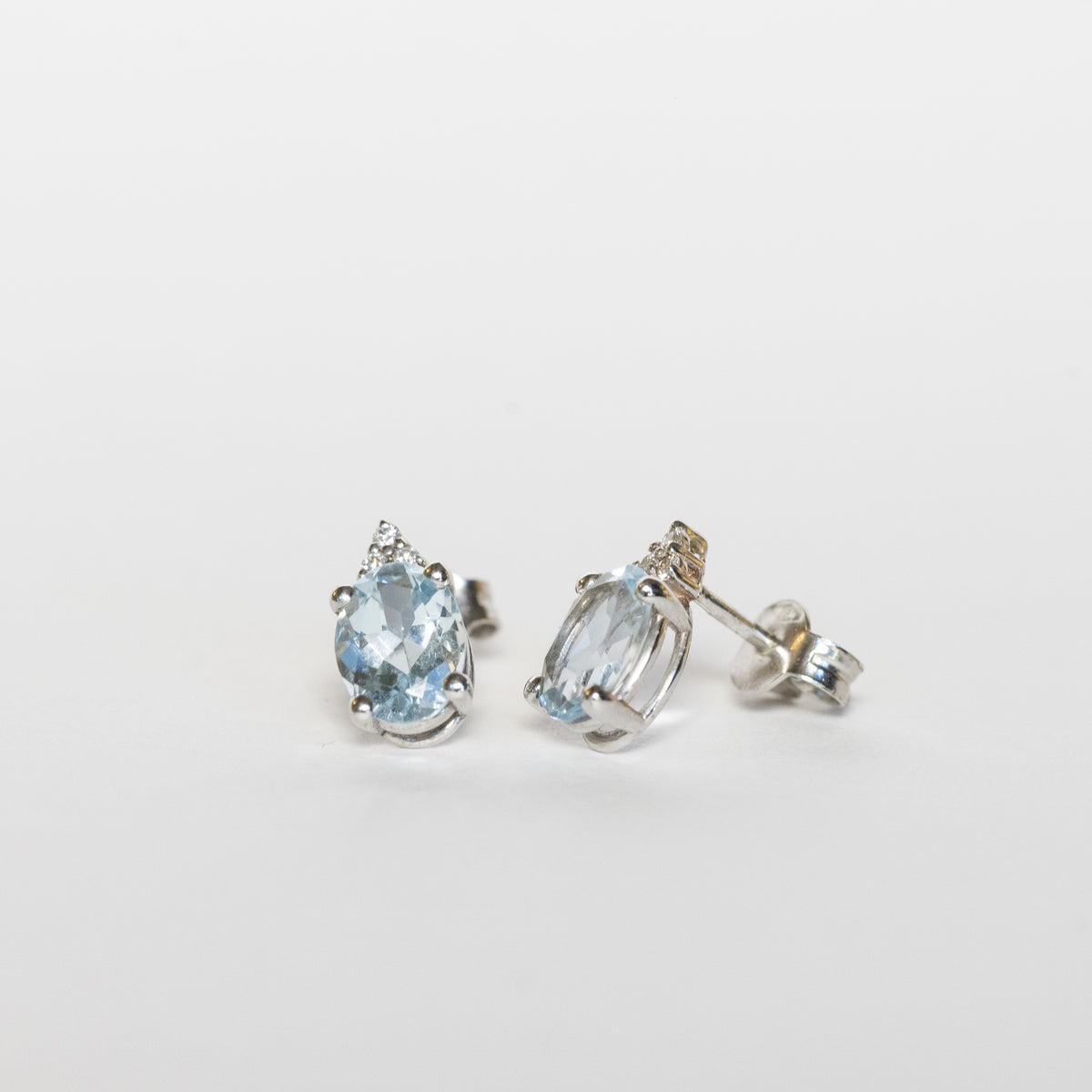 Orecchini in oro bianco 18 kt con acquamarina e diamanti