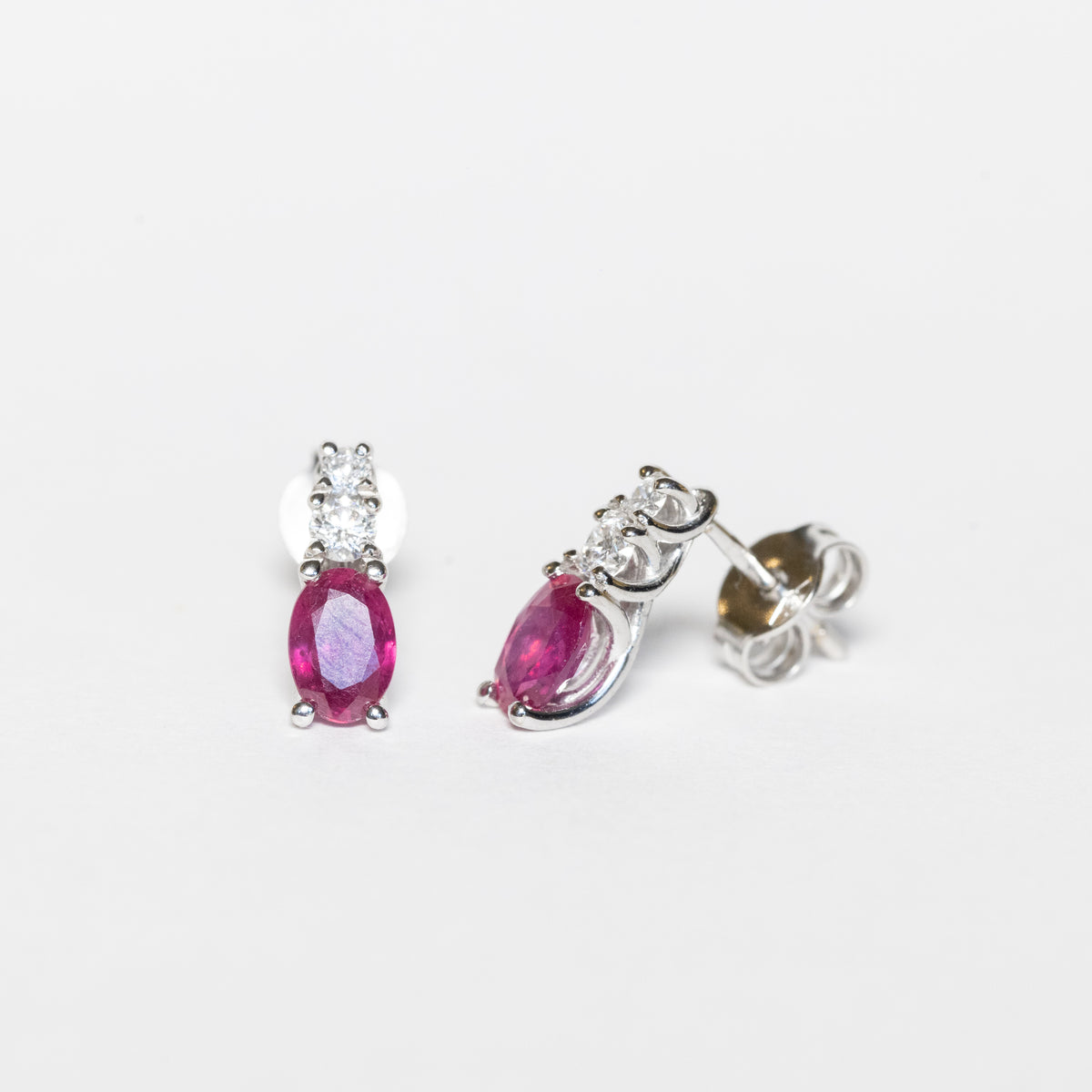 Orecchini in oro bianco 18 kt con rubini e diamanti