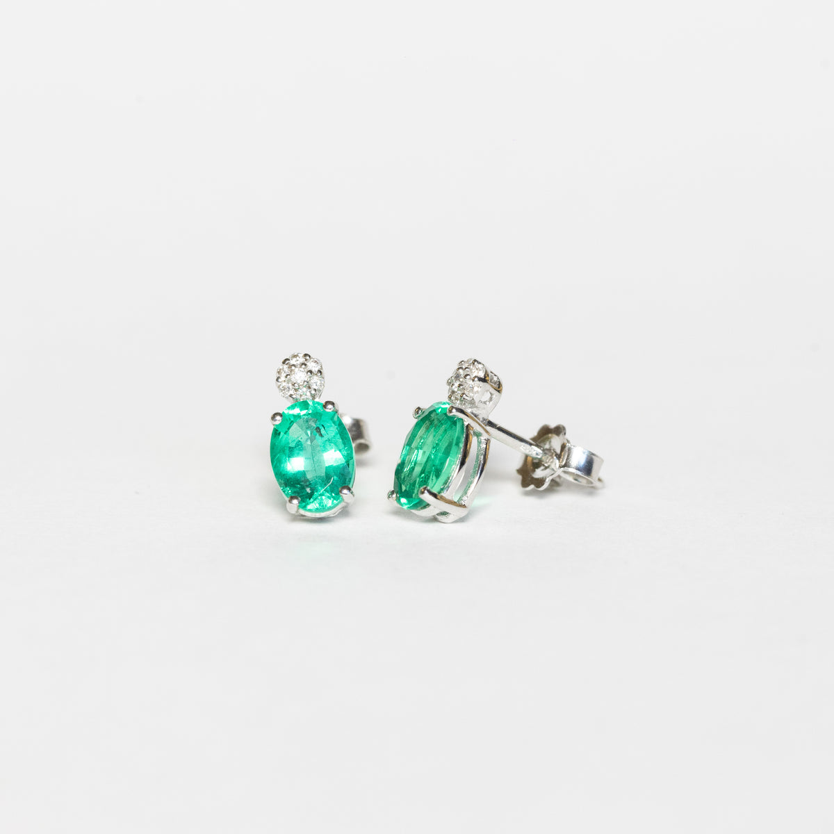 Orecchini in oro bianco 18 kt con smeraldi e punto luce pavé