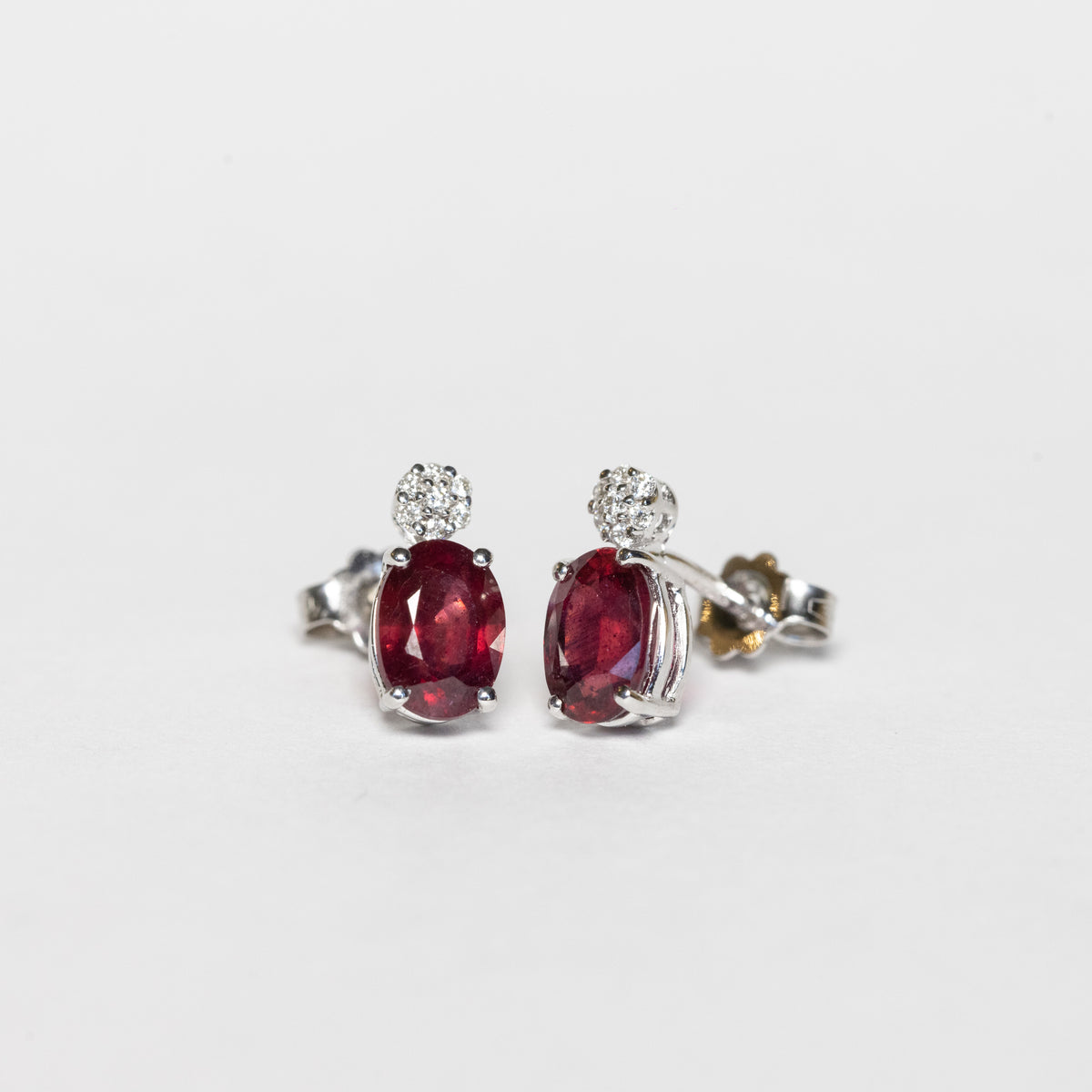 Orecchini in oro bianco 18 kt con rubini e punto luce pavé
