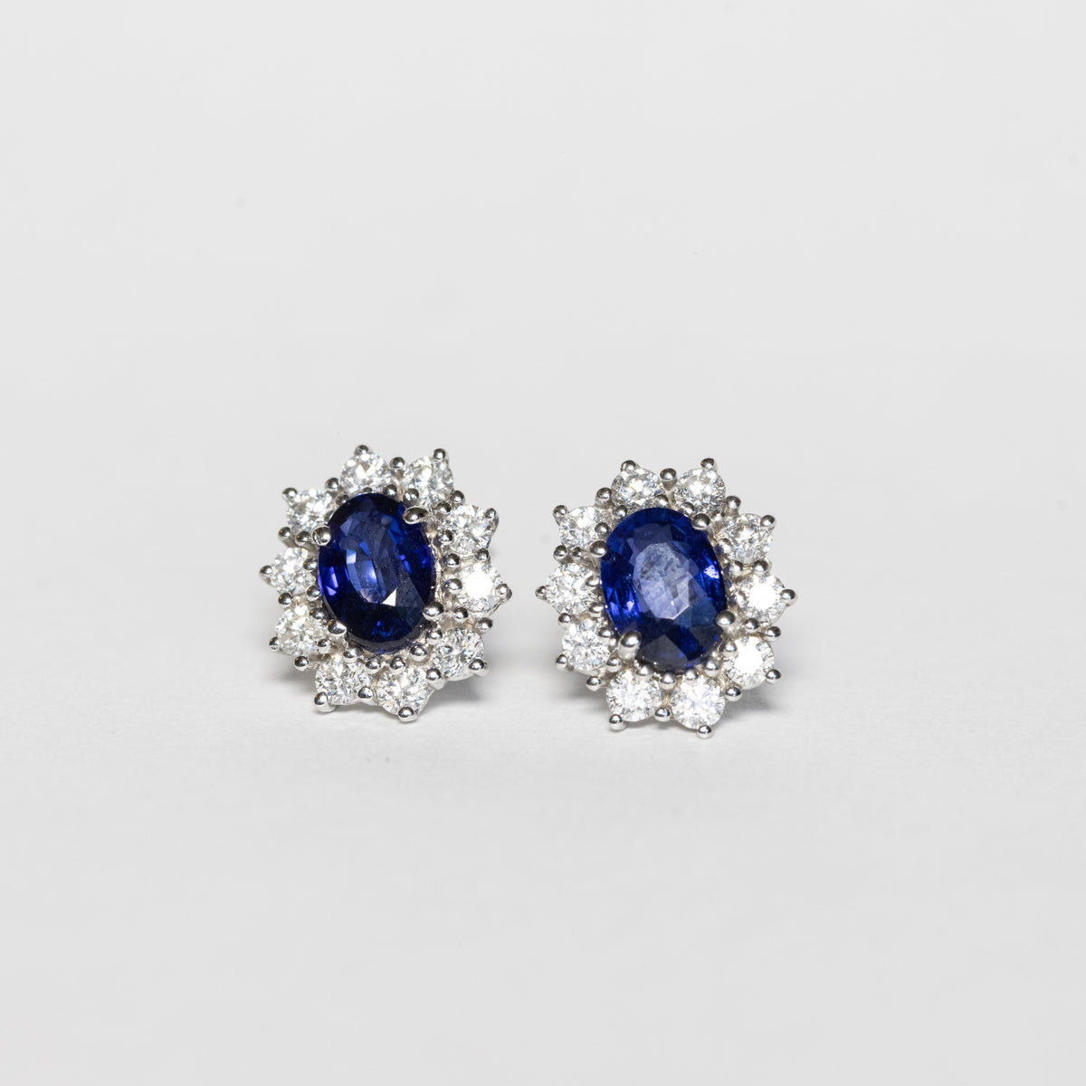 Orecchini in oro bianco 18 kt con zaffiro e giro di diamanti
