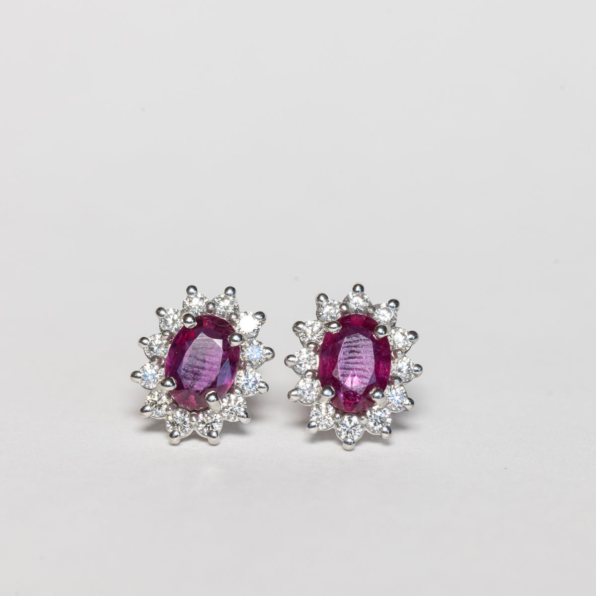 18kt White Gold Earrings with Central Ruby and Diamonds 
