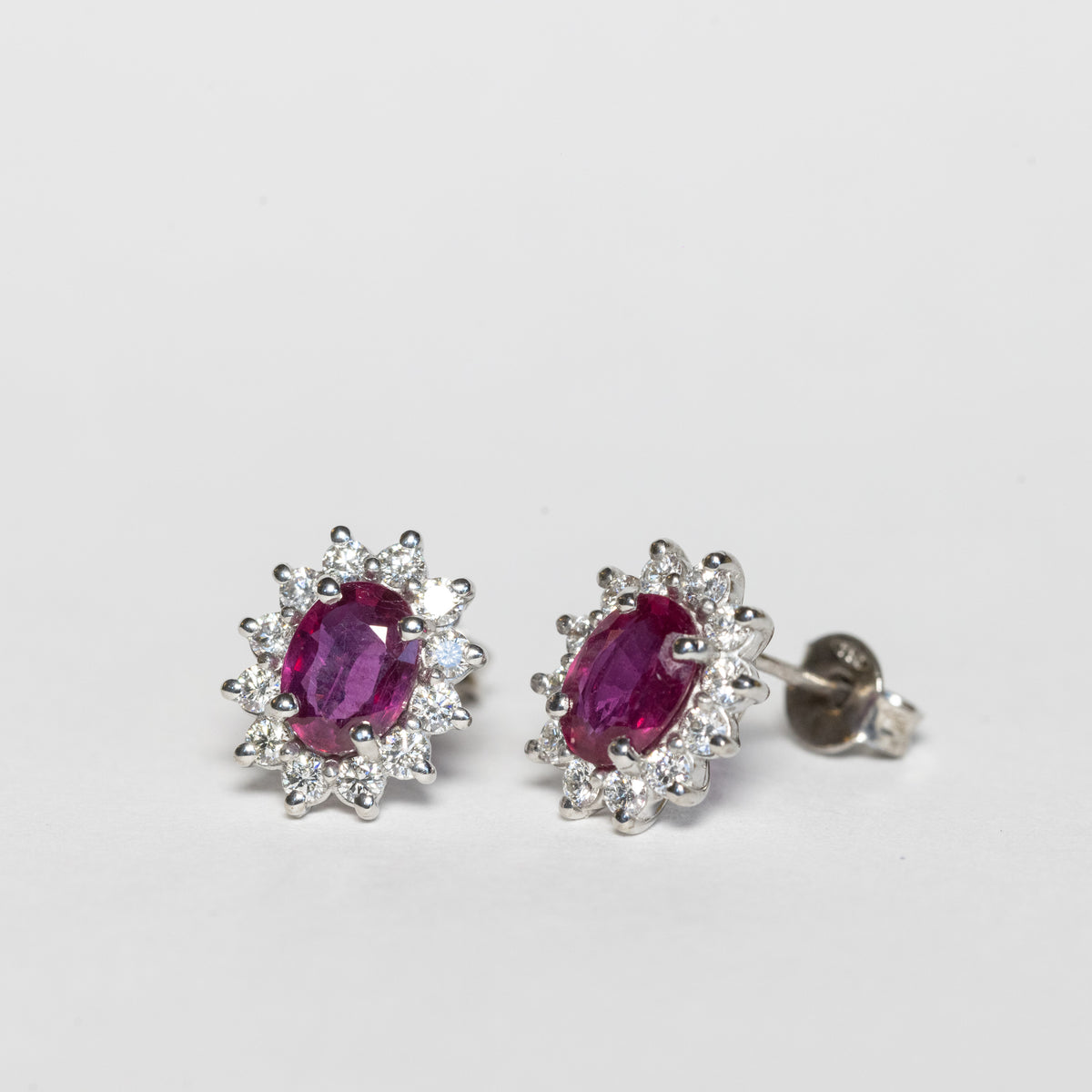 18kt White Gold Earrings with Central Ruby and Diamonds 