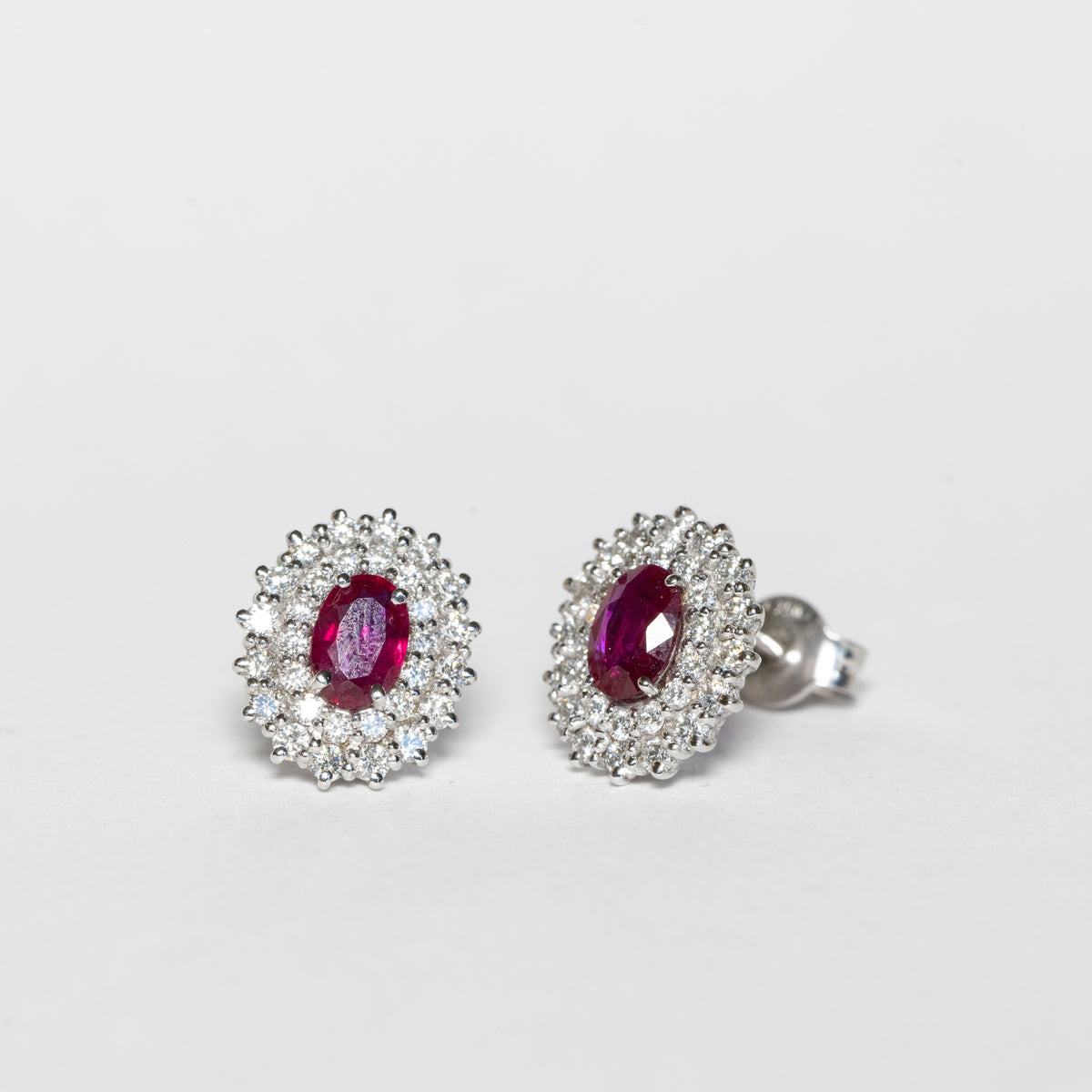 Orecchini in Oro Bianco 18 kt con Rubino centrale e doppio giro di Diamanti