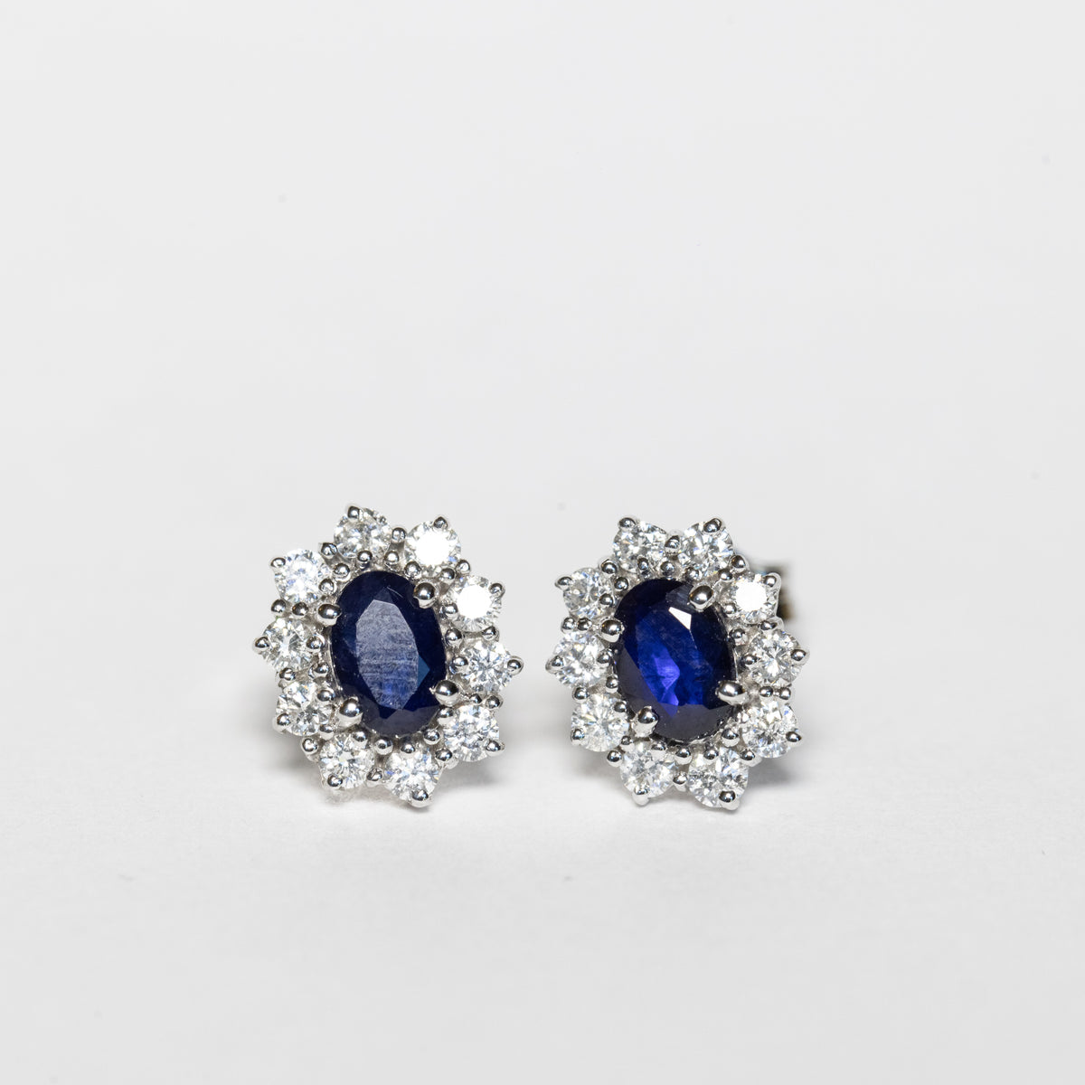 18kt White Gold Earrings with Central Sapphire and Diamonds 