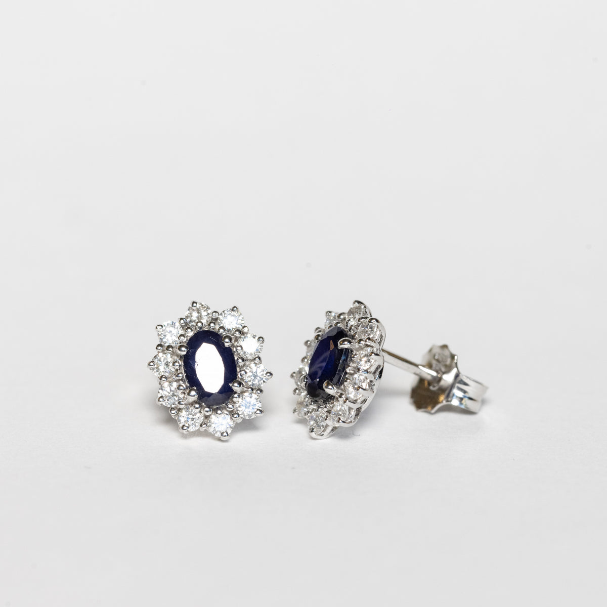 18kt White Gold Earrings with Central Sapphire and Diamonds 