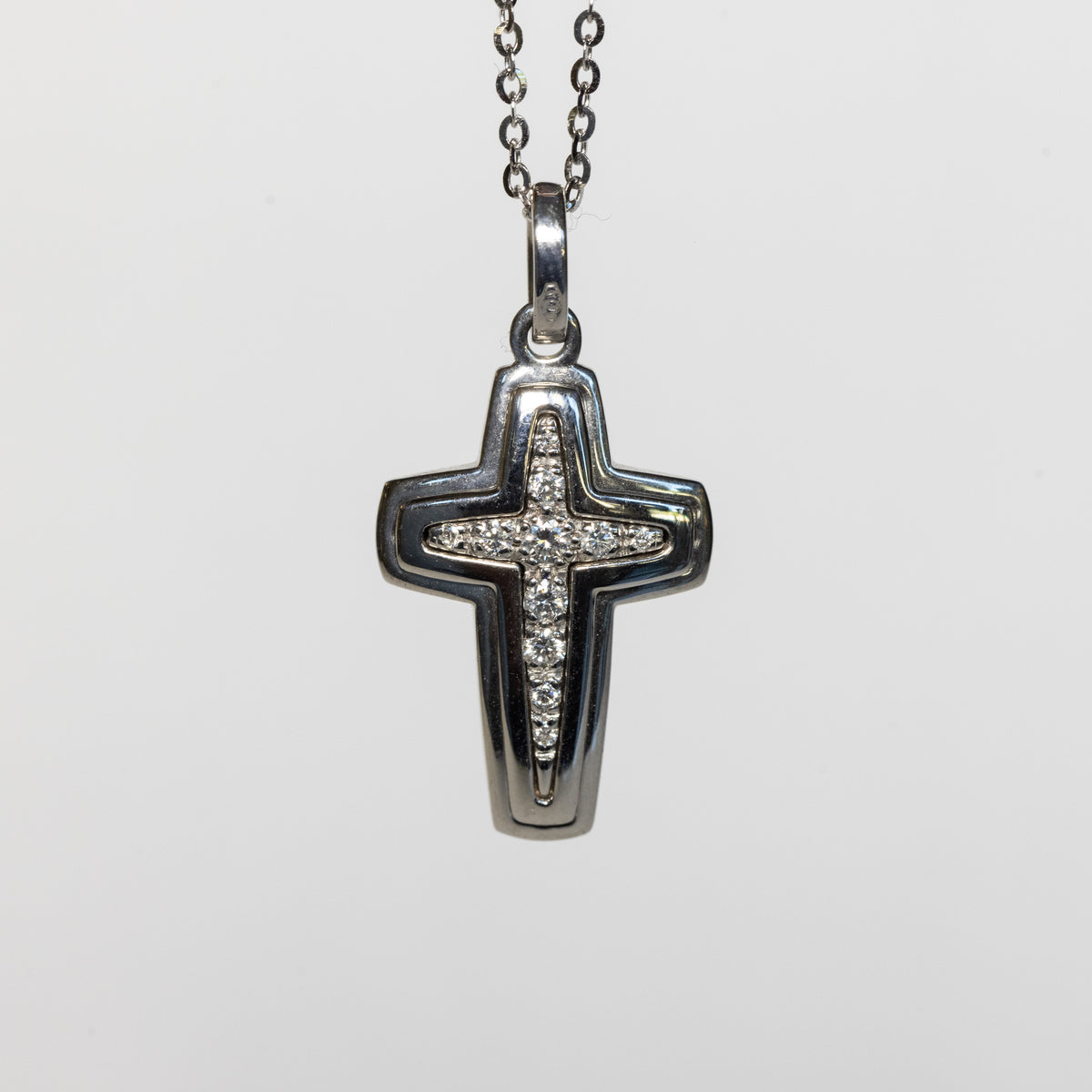 Collana con Croce in Oro Bianco 18 kt e Diamanti