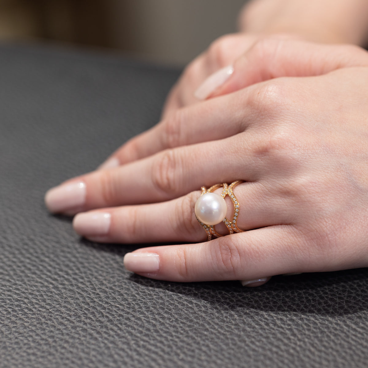 18 KT Yellow Gold Band Ring with Central Australian Pearl and Diamonds