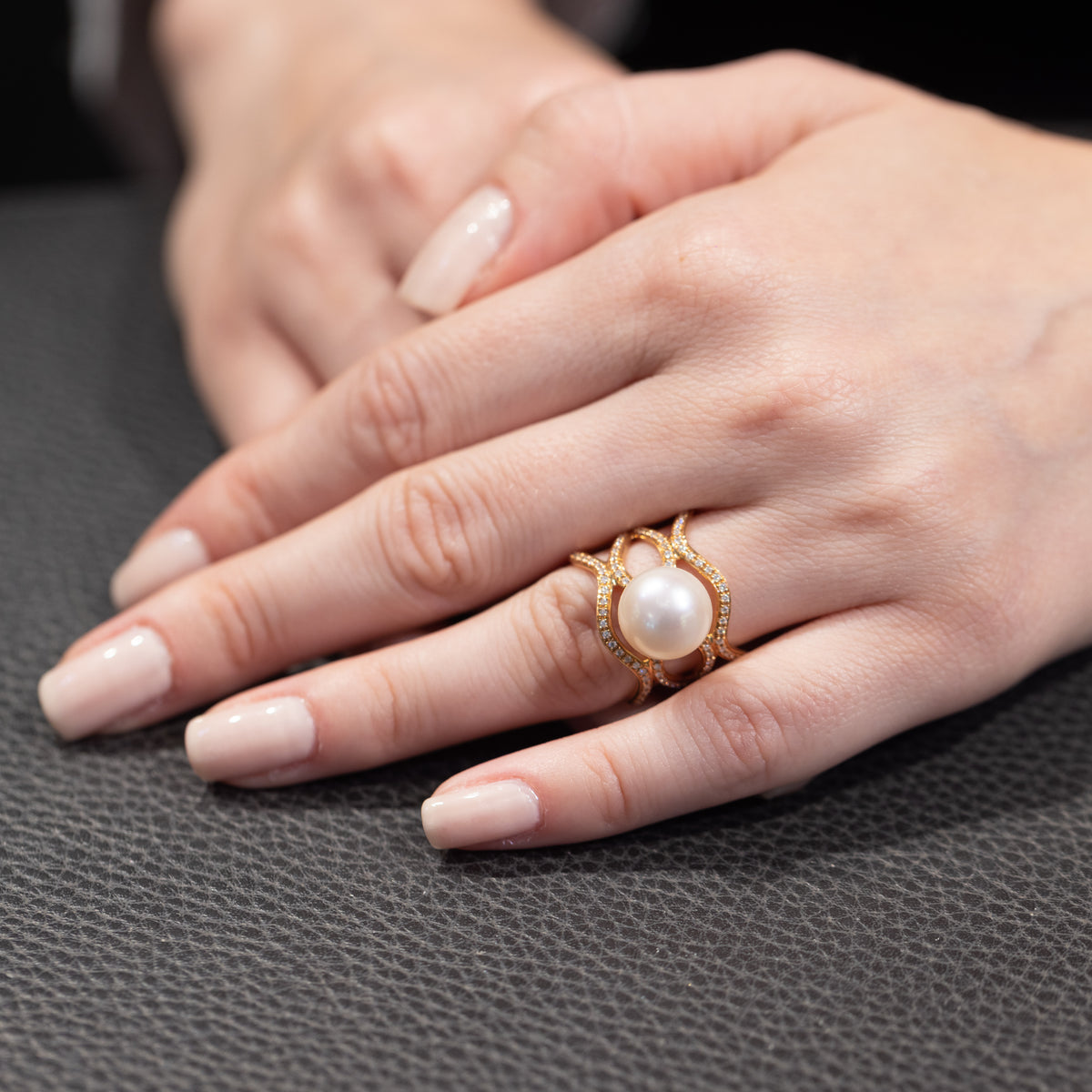 18 KT Yellow Gold Band Ring with Central Australian Pearl and Diamonds