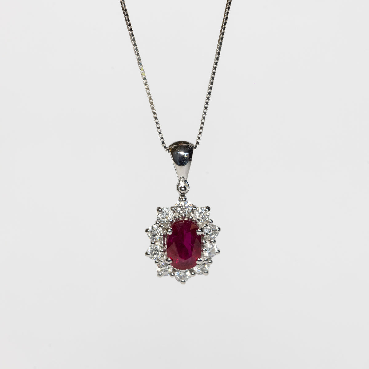 Collana in oro bianco 18 kt con rubino e giro di diamanti