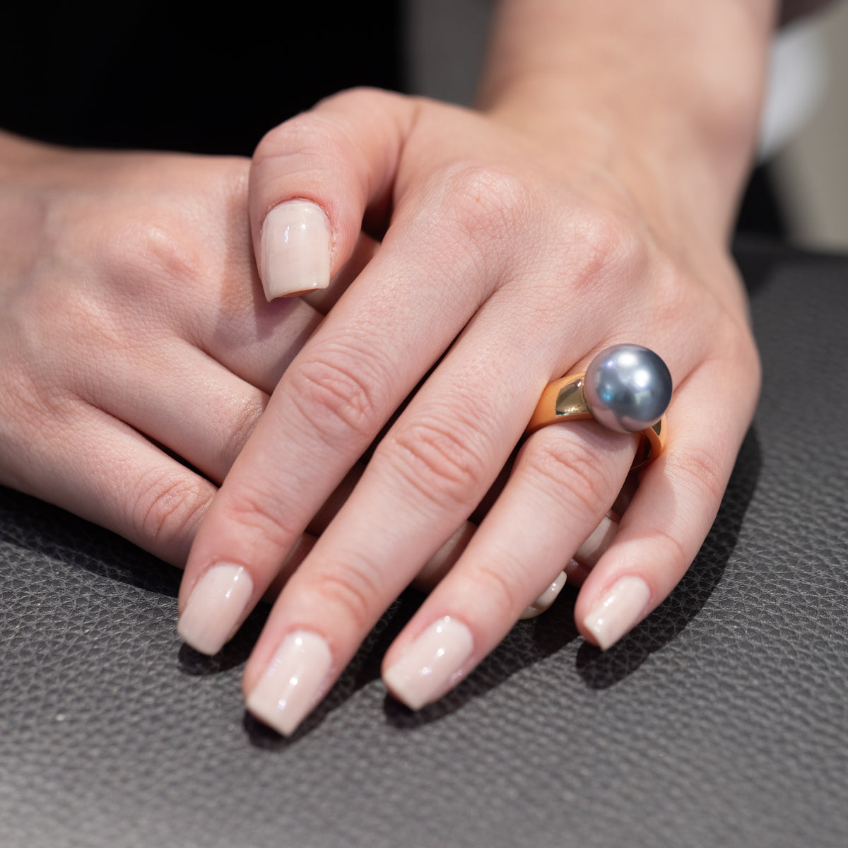 18KT Yellow Gold Band Ring with Central Tahiti Stone