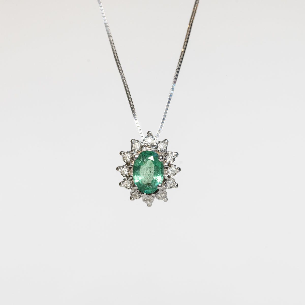 Collana in oro bianco 18 kt con smeraldo e giro di diamanti