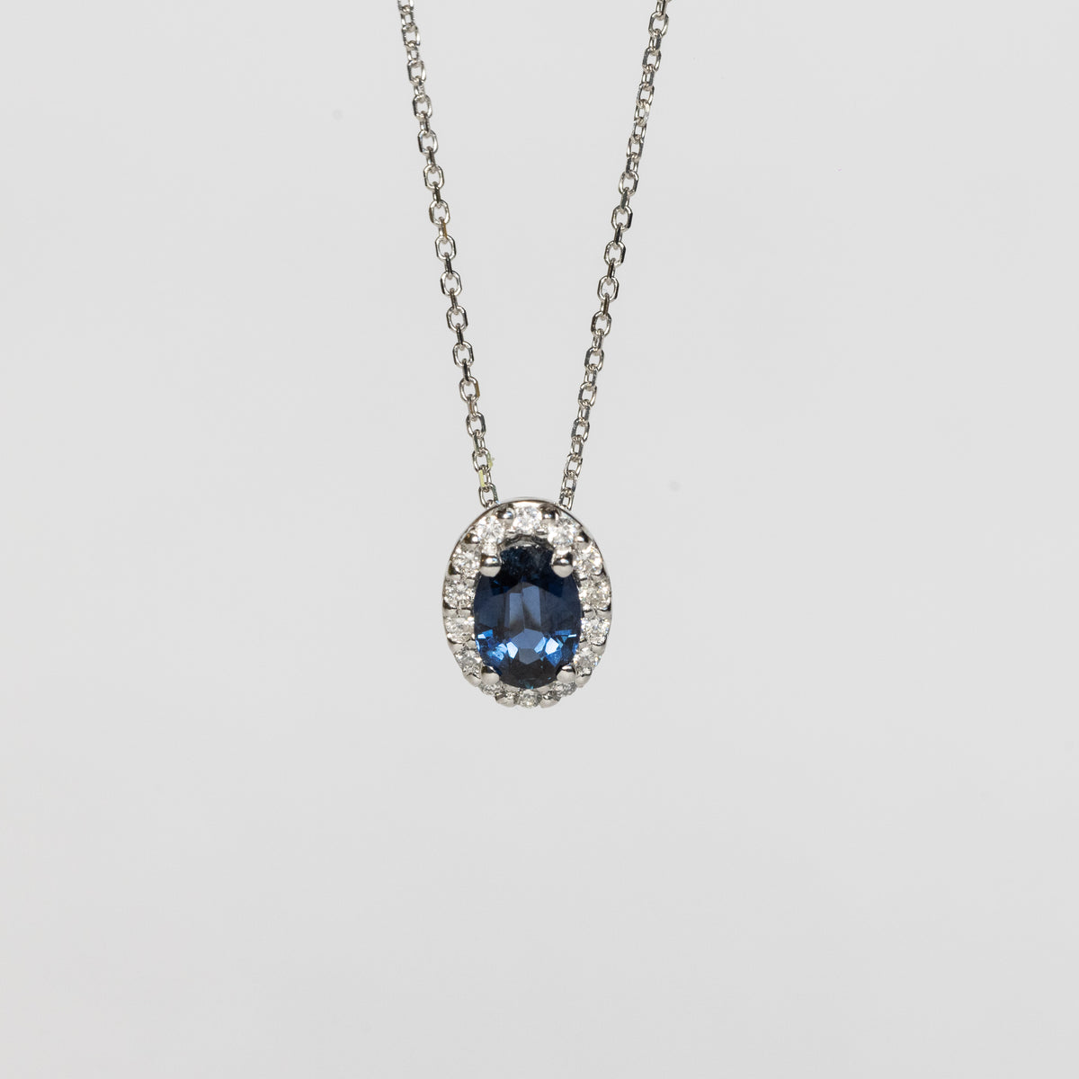18kt white gold necklace with oval sapphire and diamond ring