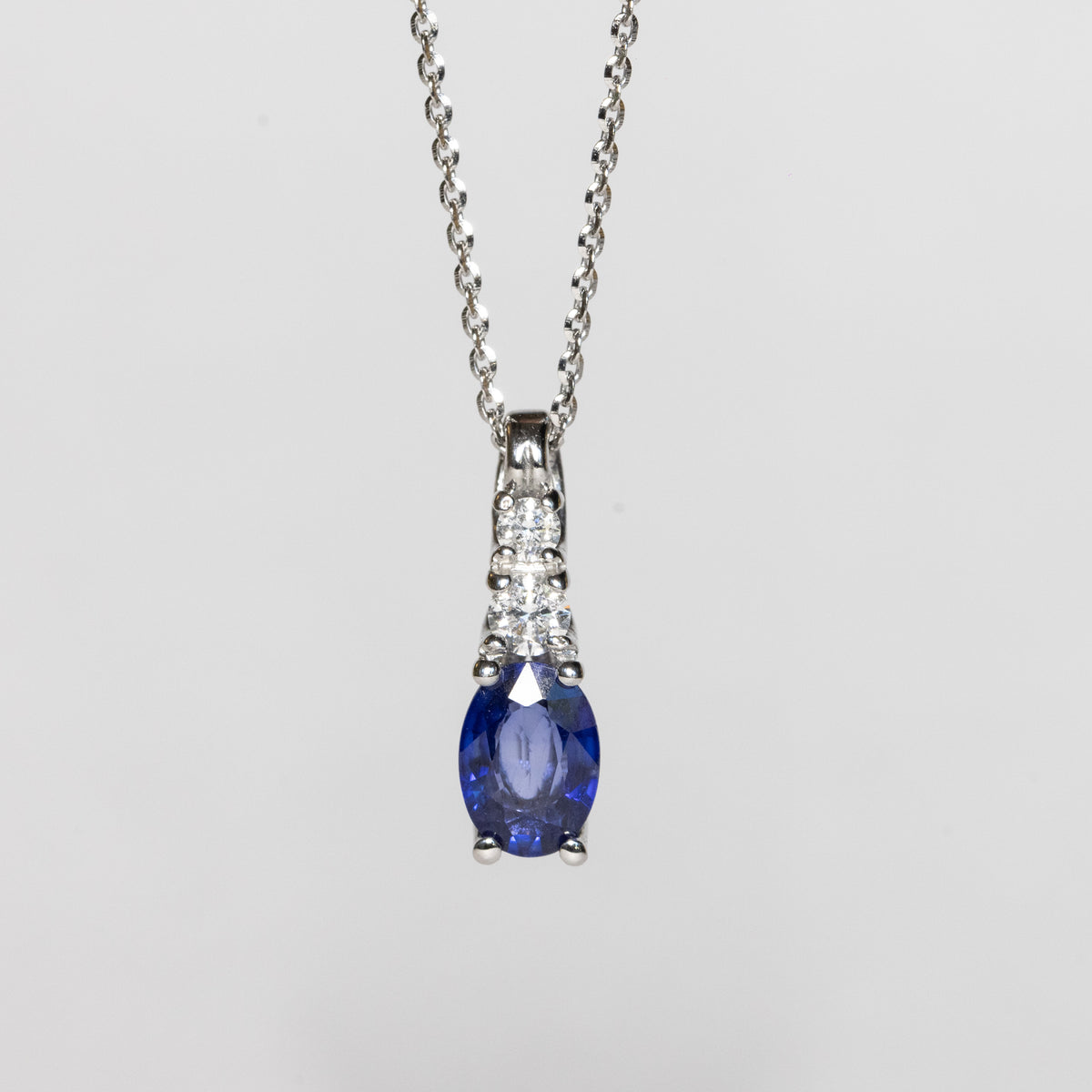 18kt white gold necklace with oval sapphire and diamonds