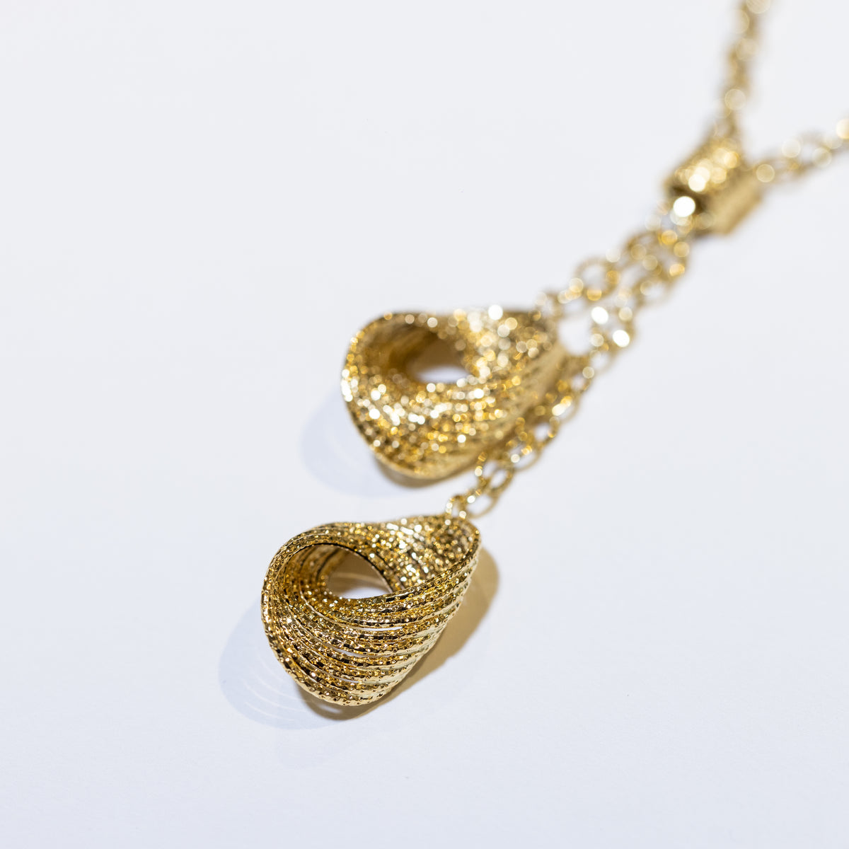 18 KT YELLOW GOLD NECKLACE WITH SHELL FANTASY PENDANTS