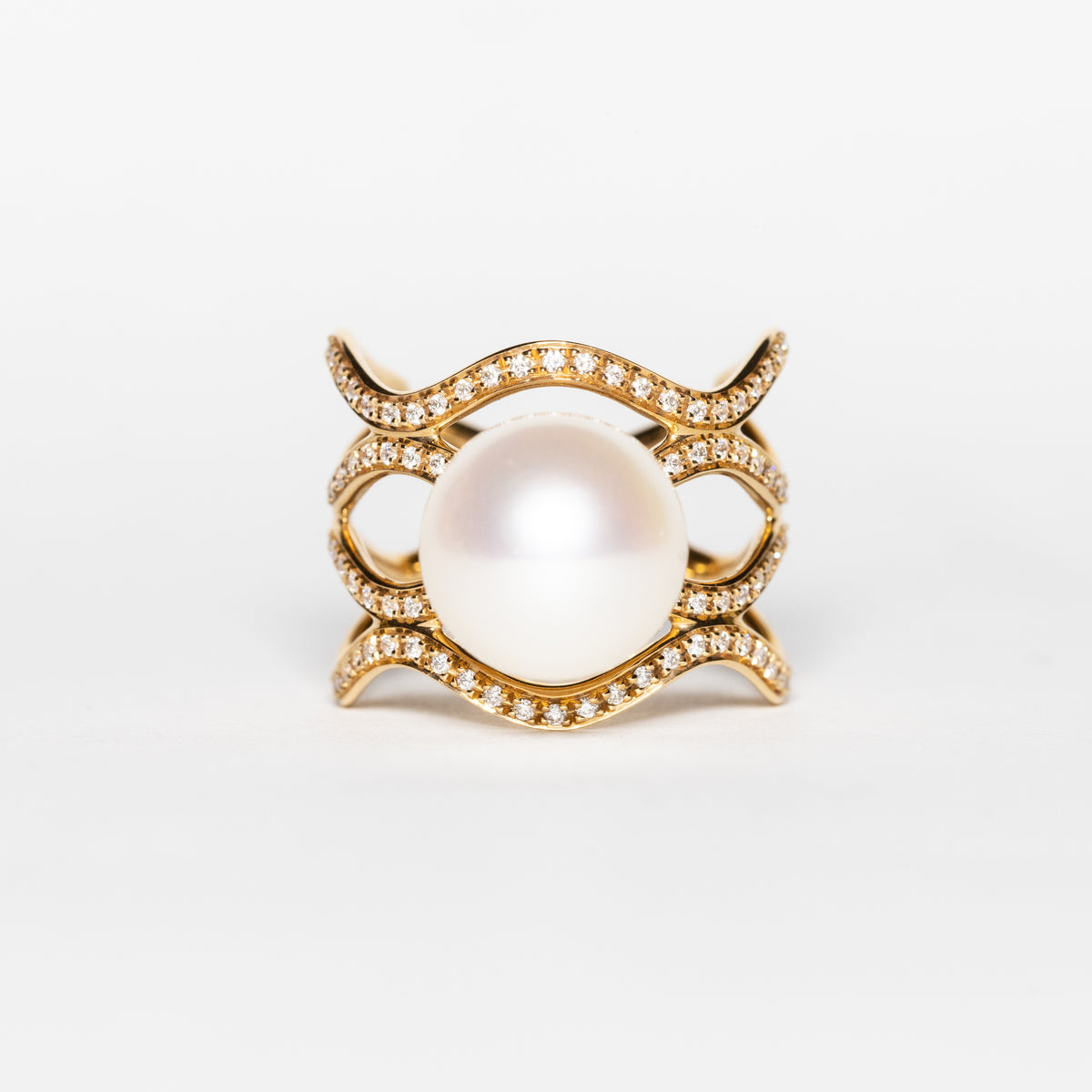18 KT Yellow Gold Band Ring with Central Australian Pearl and Diamonds