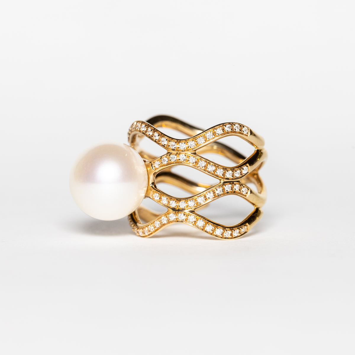 18 KT Yellow Gold Band Ring with Central Australian Pearl and Diamonds
