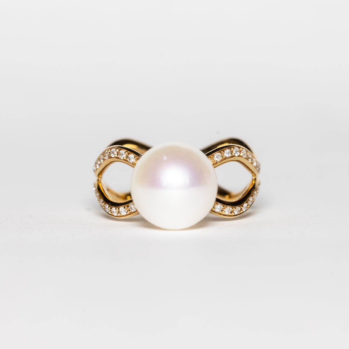 18KT Yellow Gold Ring Fantasy Bow with Central Australian Pearl and Diamonds