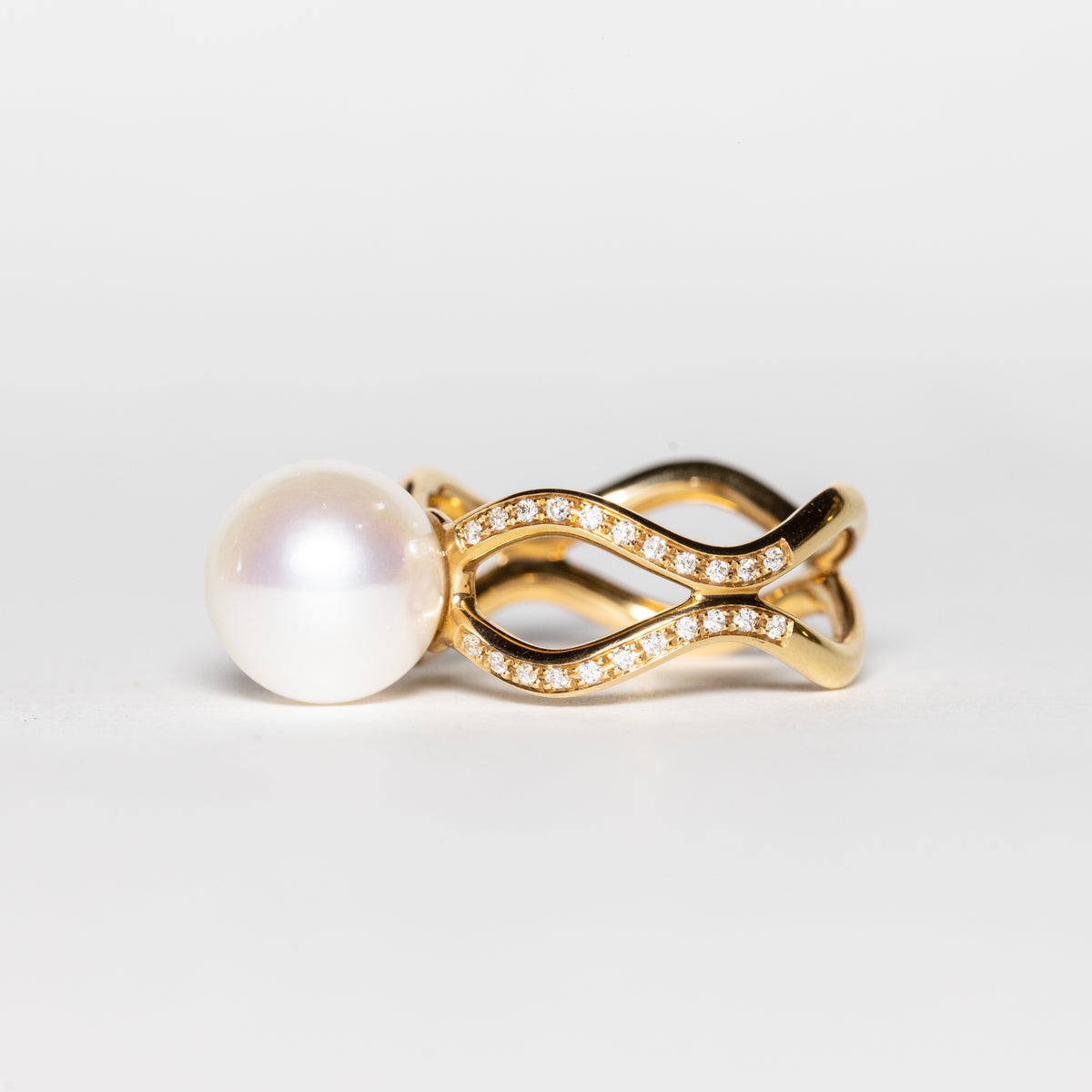 18KT Yellow Gold Ring Fantasy Bow with Central Australian Pearl and Diamonds