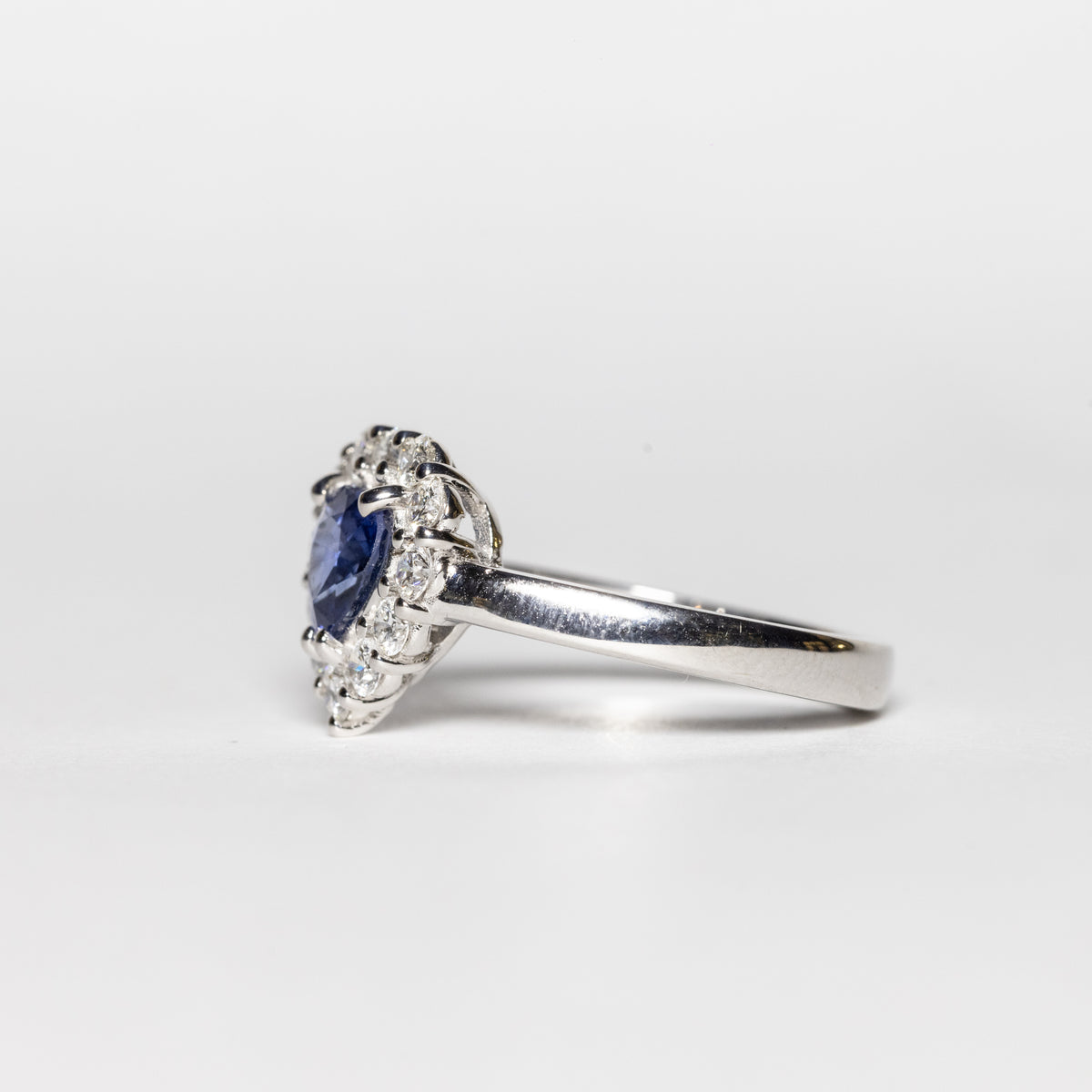 Anello in Oro Bianco 18 KT con Zaffiro Centrale Taglio a Cuore e Giro di Diamanti