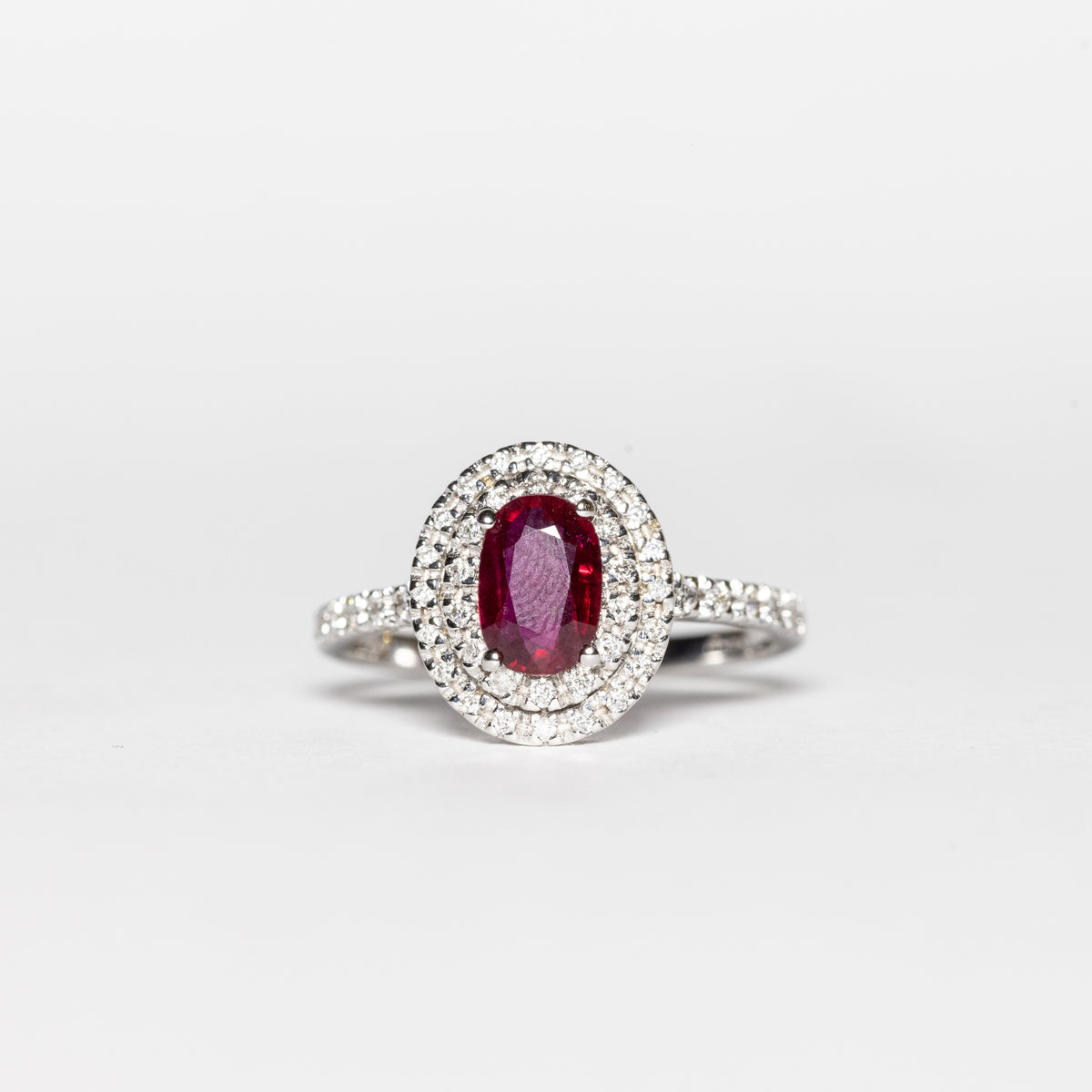 Anello in Oro Bianco 18 KT con Rubino Centrale e Doppio Giro di Diamanti