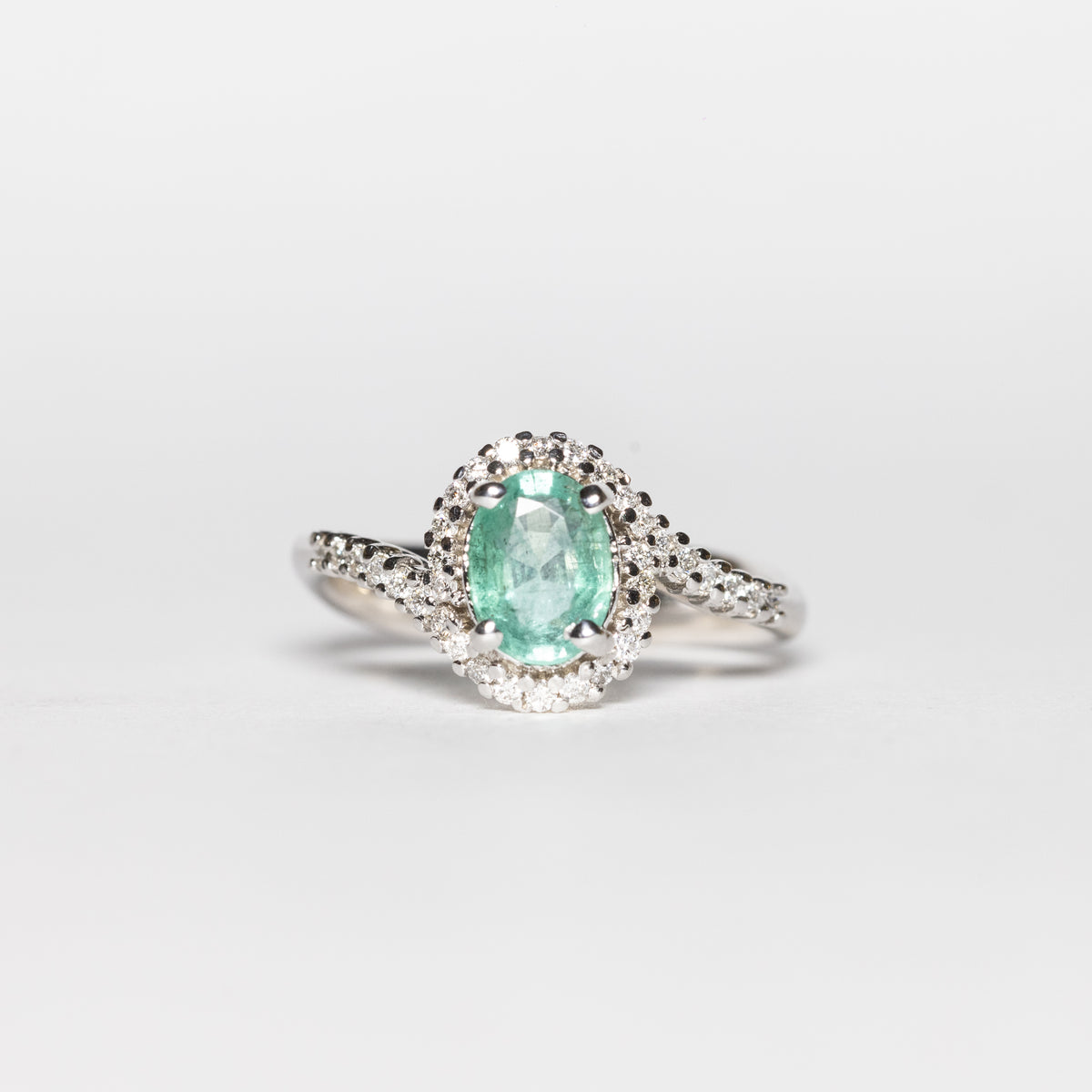 Anello in Oro Bianco 18 KT con Smeraldo Centrale Contornato di Diamanti Rotondo Brillante