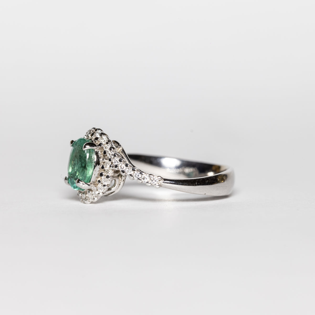 18KT White Gold Ring with Central Emerald Surrounded by Round Brilliant Diamonds