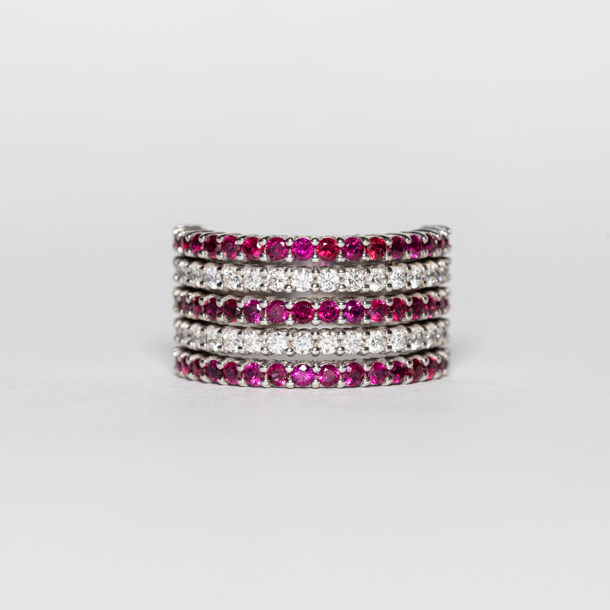 Anello Fascione in Oro Bianco 18 KT con Diamanti e Rubini