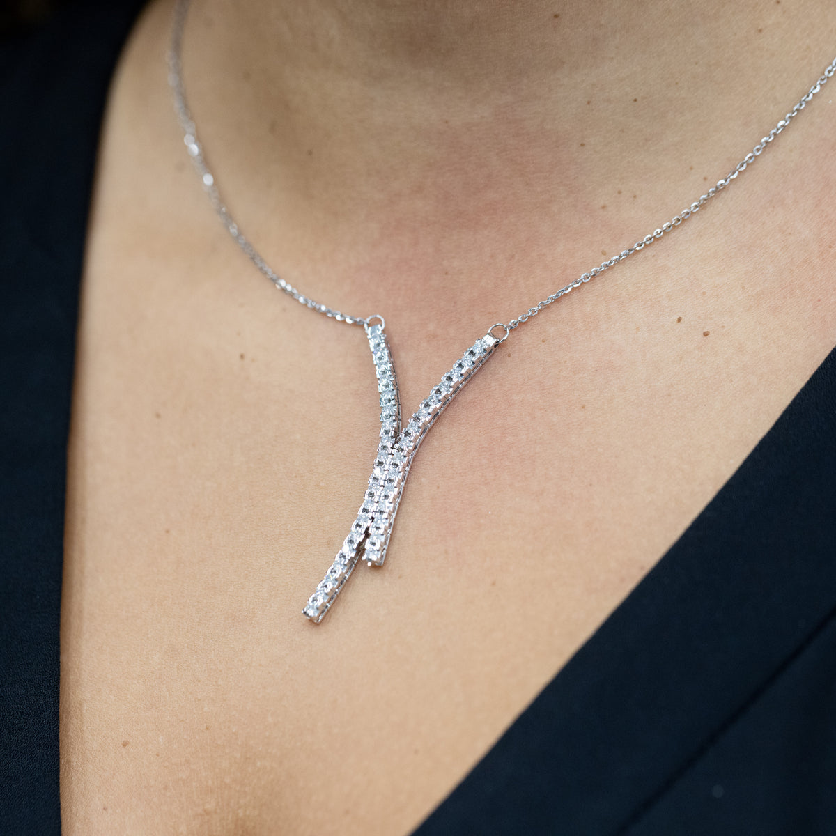 18K White Gold Necklace With Asymmetric Diamond Pendants